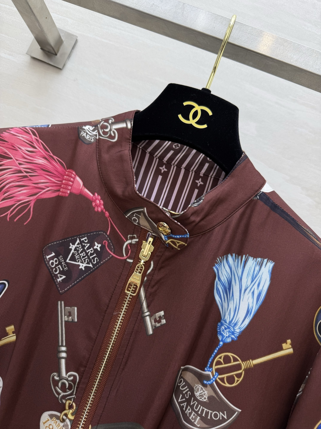 L家²⁶正反两穿真丝缎面棒球夹克✨一面复古钥匙流苏印花 氛围感拉满 另一面简约棕白细条纹 低调高级 柔滑真丝缎面面料 自