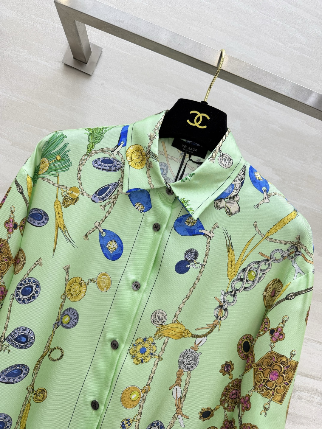 Ver♡²⁶清新果绿真丝斜纹绸衬衫🍃精选真丝斜纹绸面料 自带高级哑光缎感 垂坠顺滑 满幅珠宝链条复古印花 色彩浓郁精致 