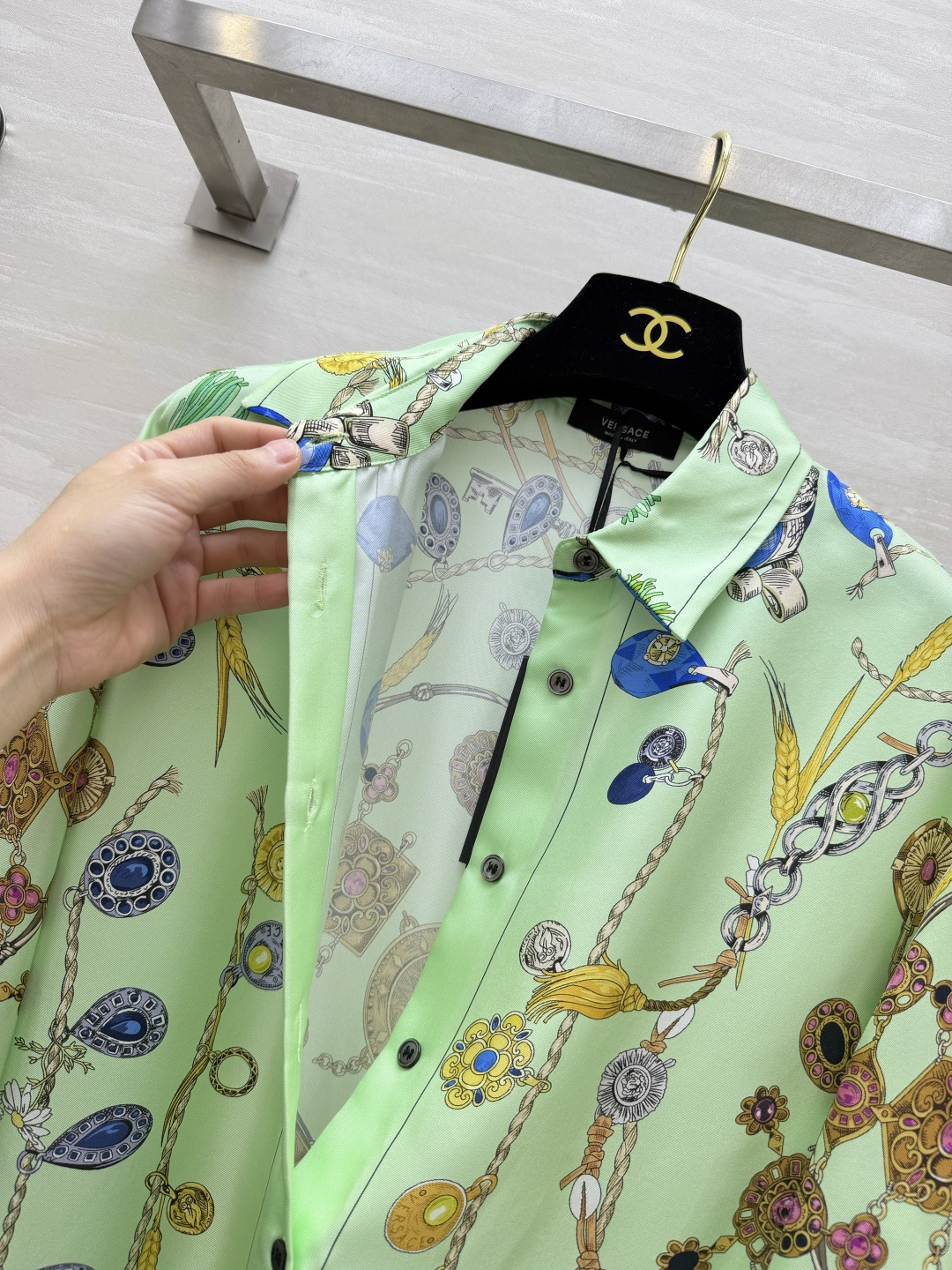 Ver♡²⁶清新果绿真丝斜纹绸衬衫🍃精选真丝斜纹绸面料 自带高级哑光缎感 垂坠顺滑 满幅珠宝链条复古印花 色彩浓郁精致 