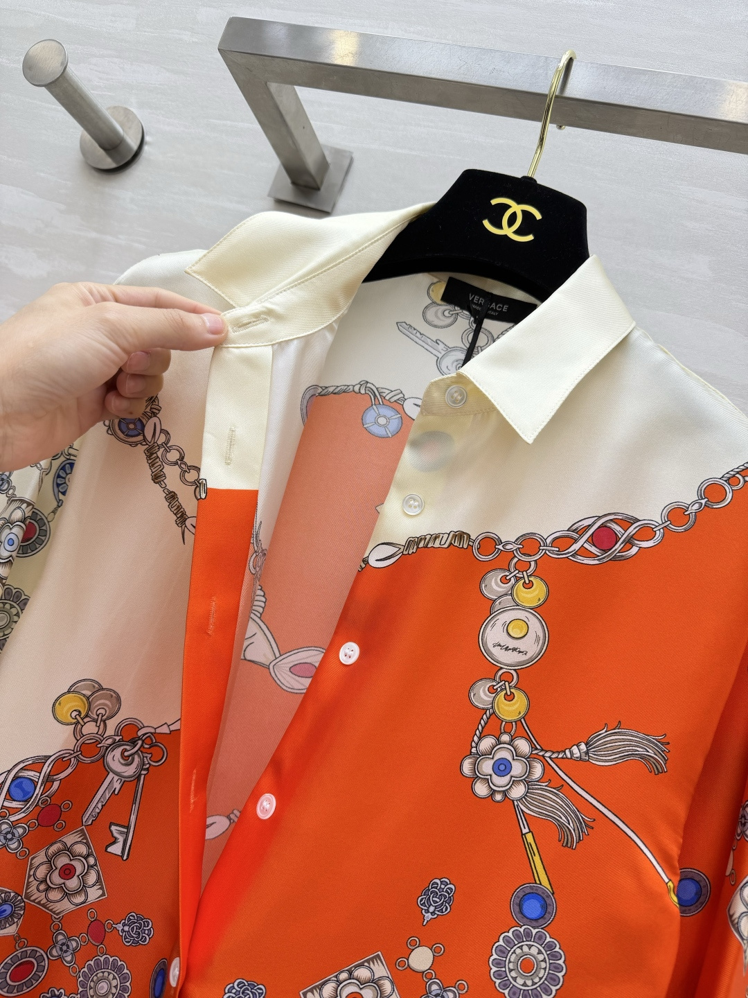 Ver♡²⁶撞色珠宝印花真丝斜纹绸衬衫✨甄选真丝斜纹绸面料 自带细腻骨感 垂坠有光泽 艺术拼接撞色设计 华丽珠宝链条满印