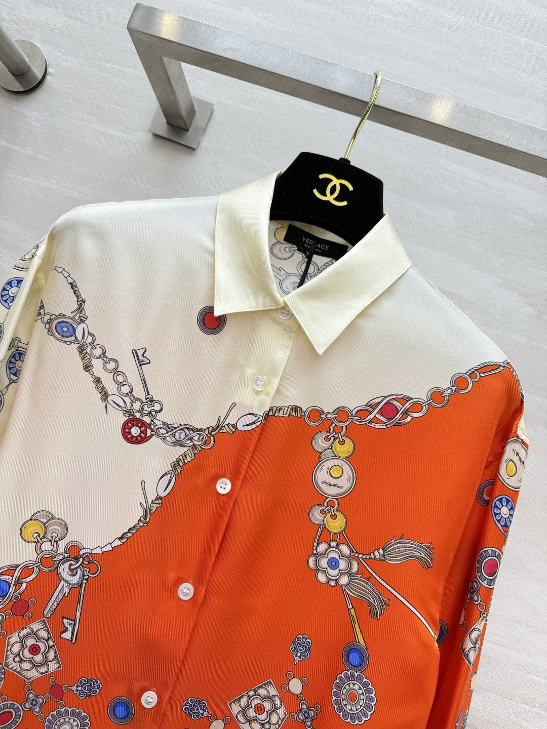 Ver♡²⁶撞色珠宝印花真丝斜纹绸衬衫✨甄选真丝斜纹绸面料 自带细腻骨感 垂坠有光泽 艺术拼接撞色设计 华丽珠宝链条满印
