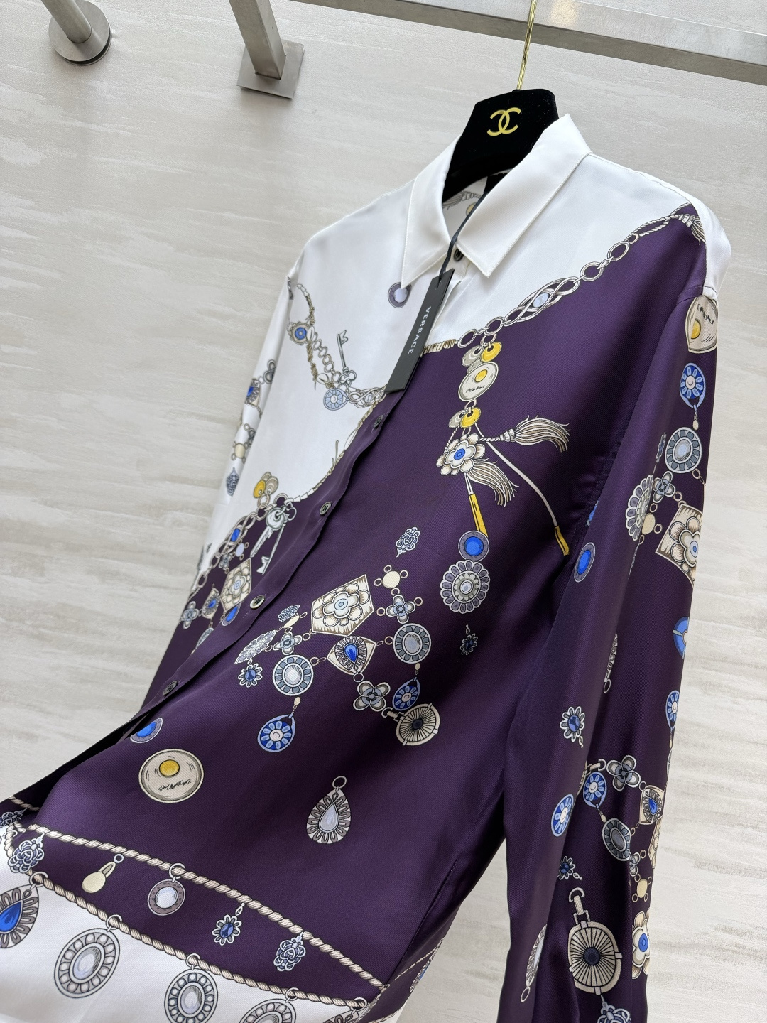 Ver♡²⁶撞色珠宝印花真丝斜纹绸衬衫✨甄选真丝斜纹绸面料 自带细腻骨感 垂坠有光泽 艺术拼接撞色设计 华丽珠宝链条满印