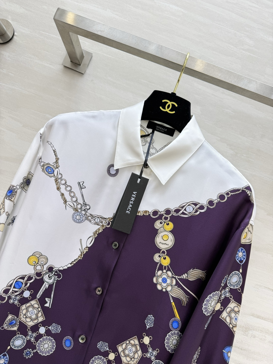 Ver♡²⁶撞色珠宝印花真丝斜纹绸衬衫✨甄选真丝斜纹绸面料 自带细腻骨感 垂坠有光泽 艺术拼接撞色设计 华丽珠宝链条满印
