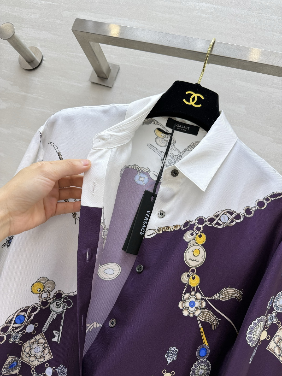 Ver♡²⁶撞色珠宝印花真丝斜纹绸衬衫✨甄选真丝斜纹绸面料 自带细腻骨感 垂坠有光泽 艺术拼接撞色设计 华丽珠宝链条满印