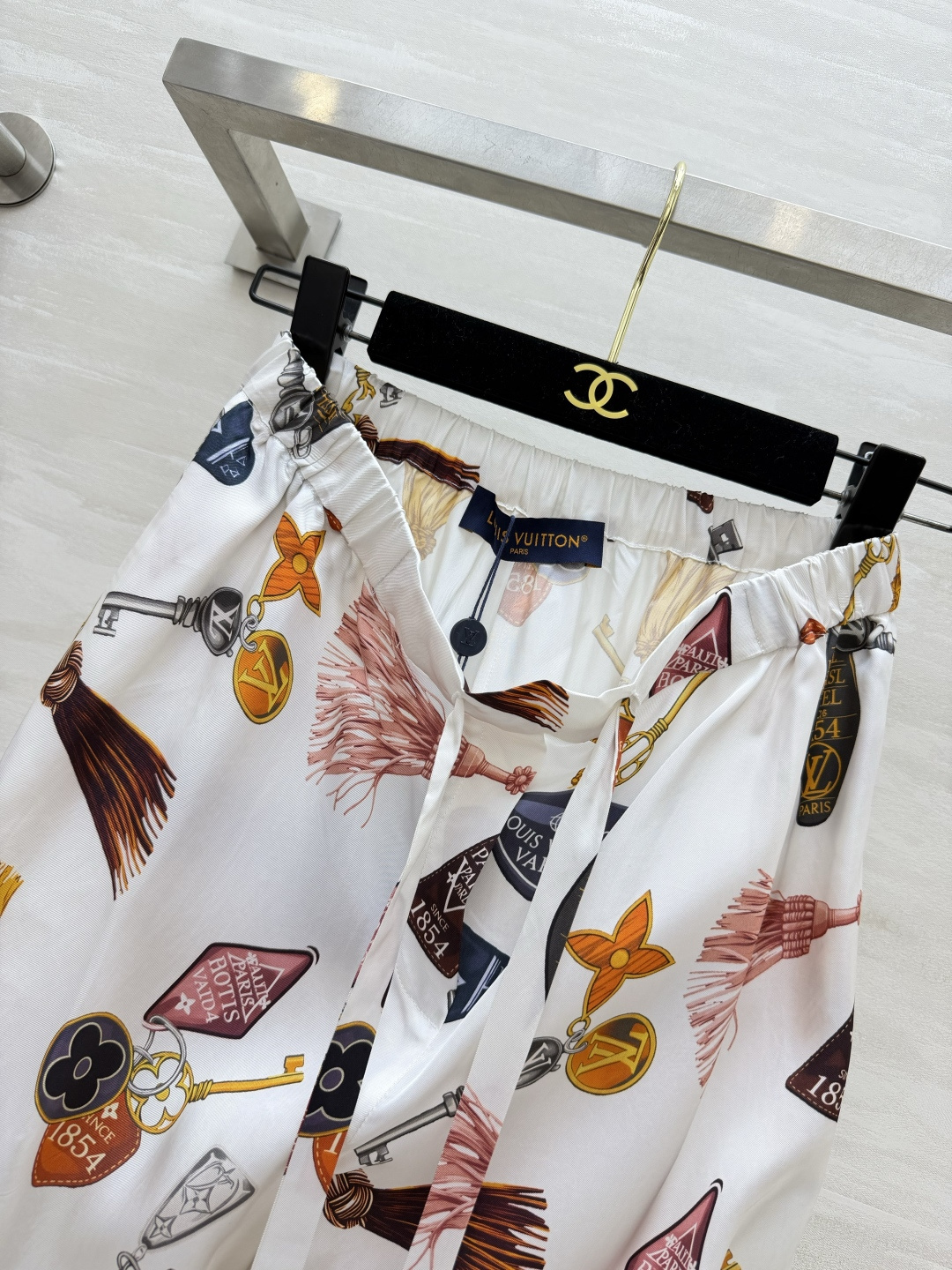 L家²⁶真丝斜纹绸印花阔腿裤✨甄选真丝斜纹绸面料 自带高级哑光丝感 垂坠顺滑 上身轻盈！复古钥匙流苏满印图案 白底配色灵