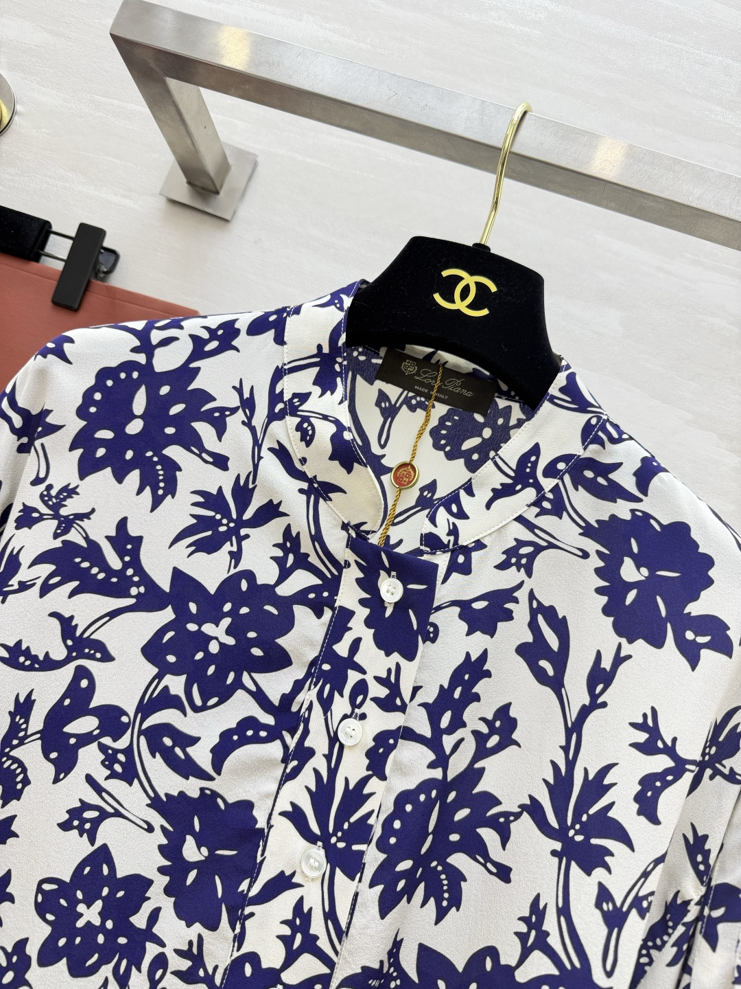 LP²⁶真丝斜纹绸｜蓝白花卉衬衫 自带青花般的静谧美感 丝质柔光，宽松随性 一件穿出松弛文艺气质 size：S/M/L/