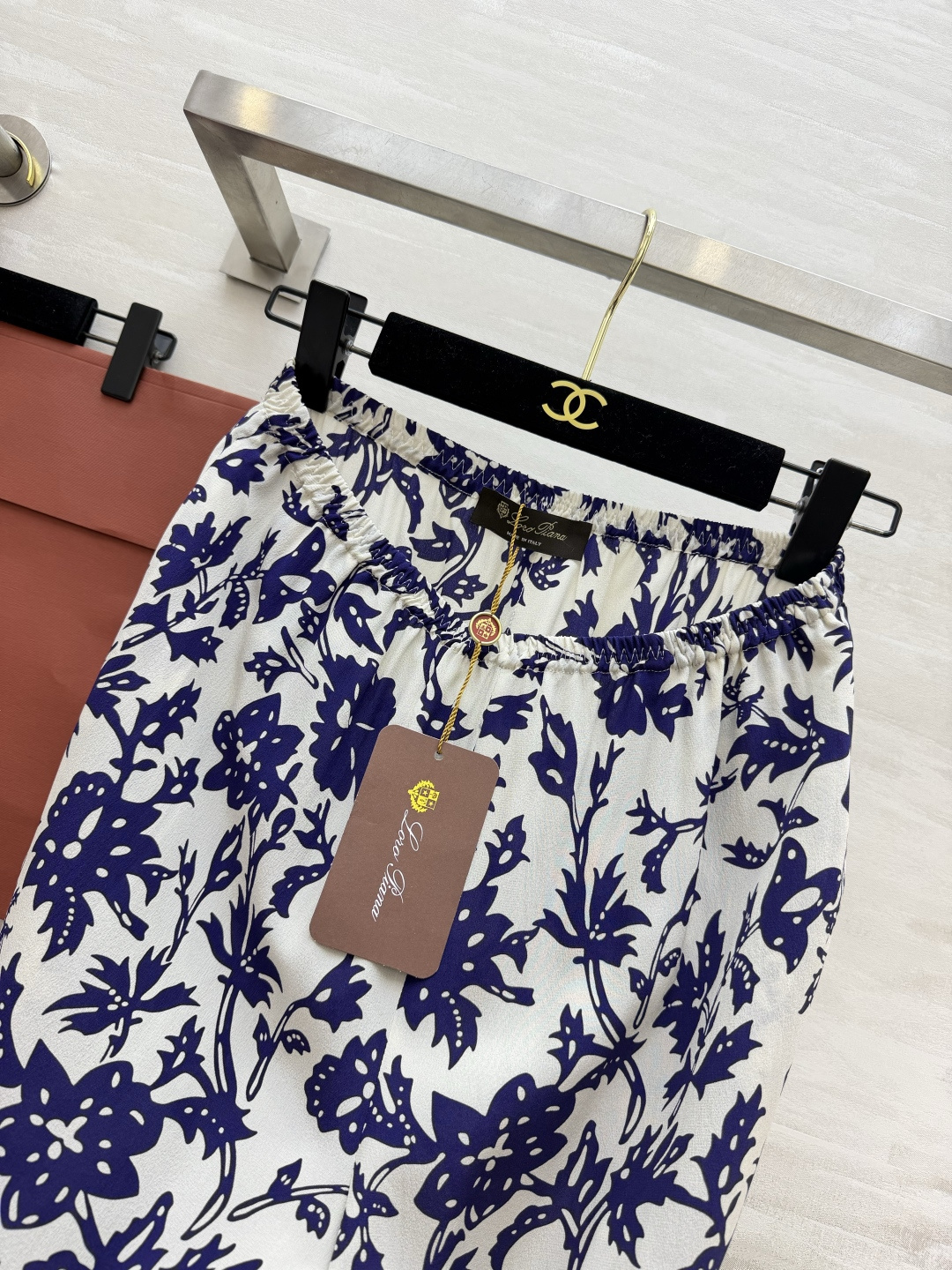 LP²⁶真丝斜纹绸阔腿裤 蓝白花卉，复古文艺 垂顺丝质，阔腿舒展 一套穿搭，轻松拿捏松弛高级感 size：S/M/L/X