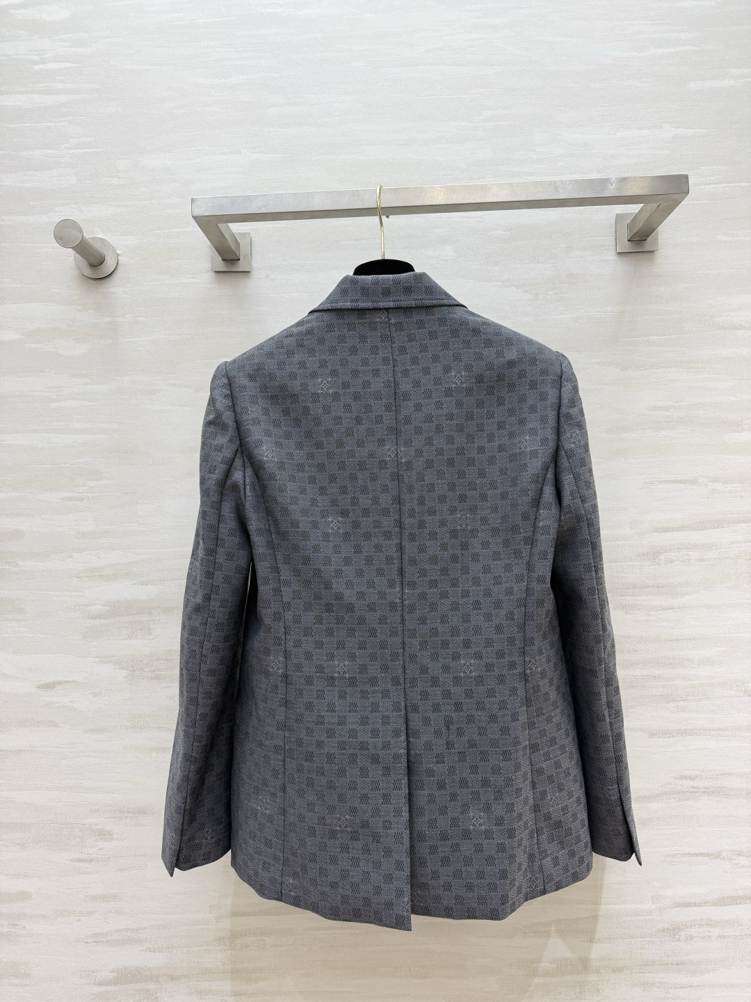 L²⁶灰调暗纹棋盘西装 若隐若现老花肌理 利落挺括版型 低调内敛高级质感 size：S/M/L（s码肩宽：38，胸围：9