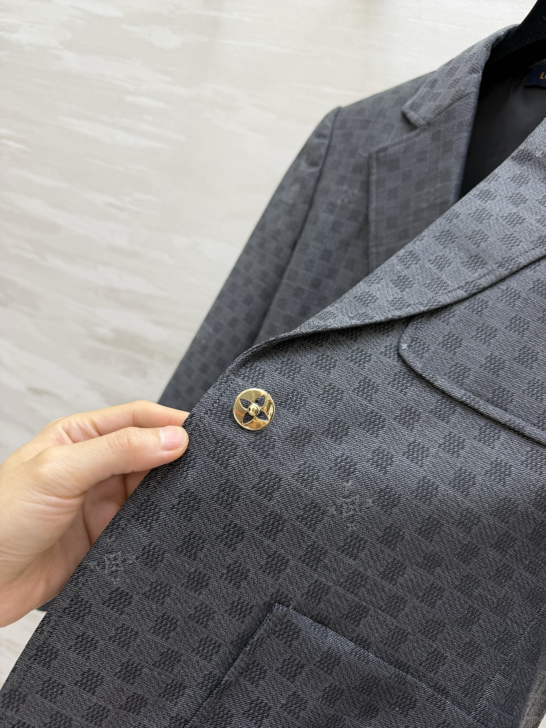 L²⁶灰调暗纹棋盘西装 若隐若现老花肌理 利落挺括版型 低调内敛高级质感 size：S/M/L（s码肩宽：38，胸围：9