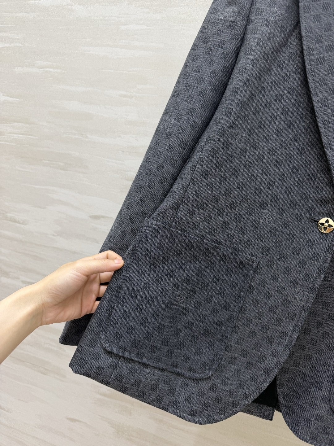 L²⁶灰调暗纹棋盘西装 若隐若现老花肌理 利落挺括版型 低调内敛高级质感 size：S/M/L（s码肩宽：38，胸围：9