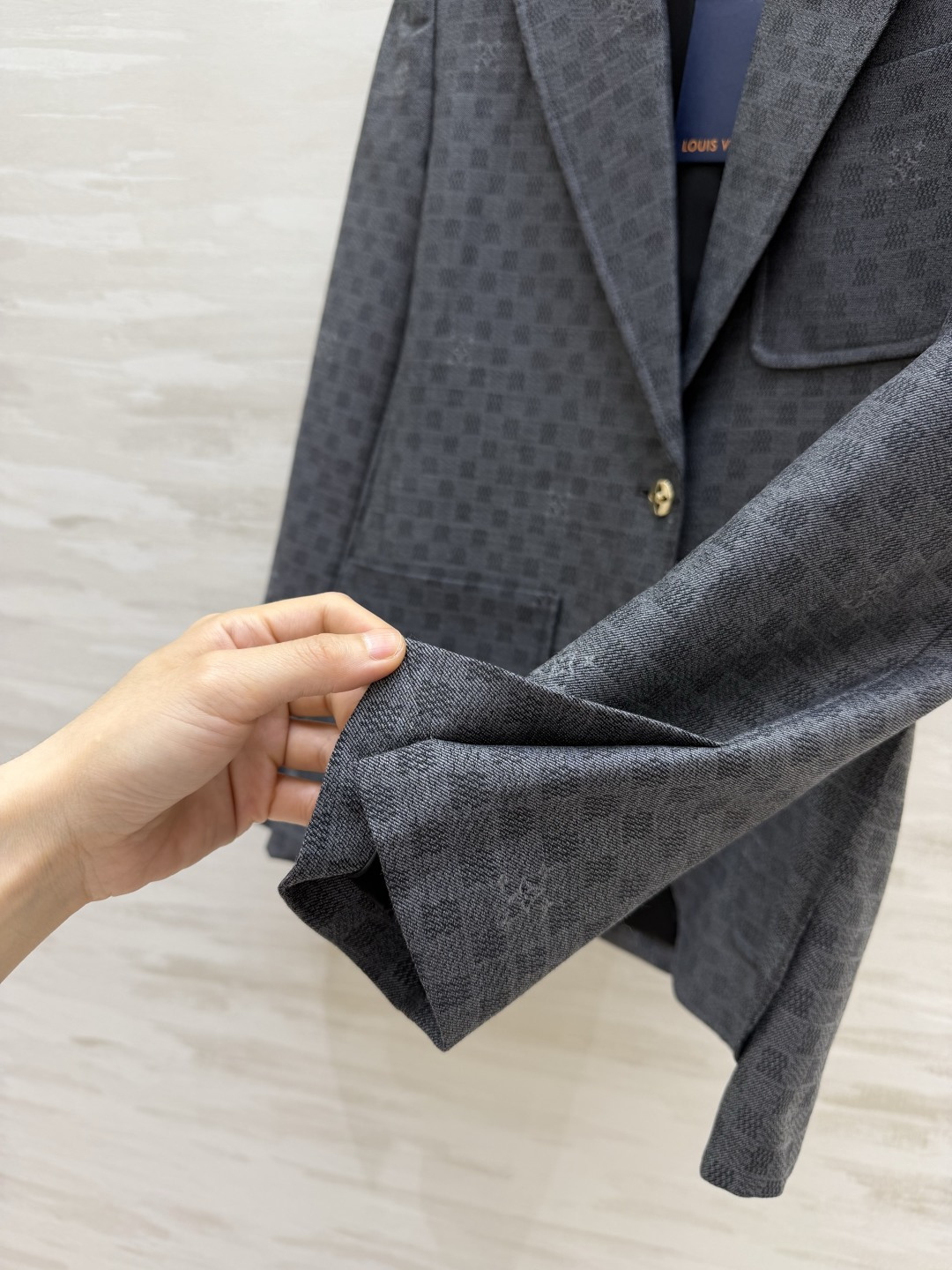 L²⁶灰调暗纹棋盘西装 若隐若现老花肌理 利落挺括版型 低调内敛高级质感 size：S/M/L（s码肩宽：38，胸围：9