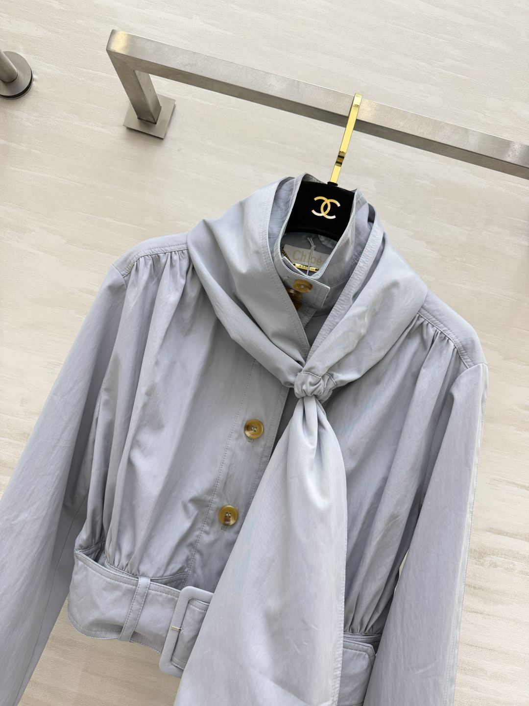 Chl♡²⁶两穿短风衣 ▫灰蓝色，可拆卸围巾领，一衣两穿 ▫宽腰带收腰，短款版型显高 ▫复古琥珀扣，轻薄挺括面料 ▫法式