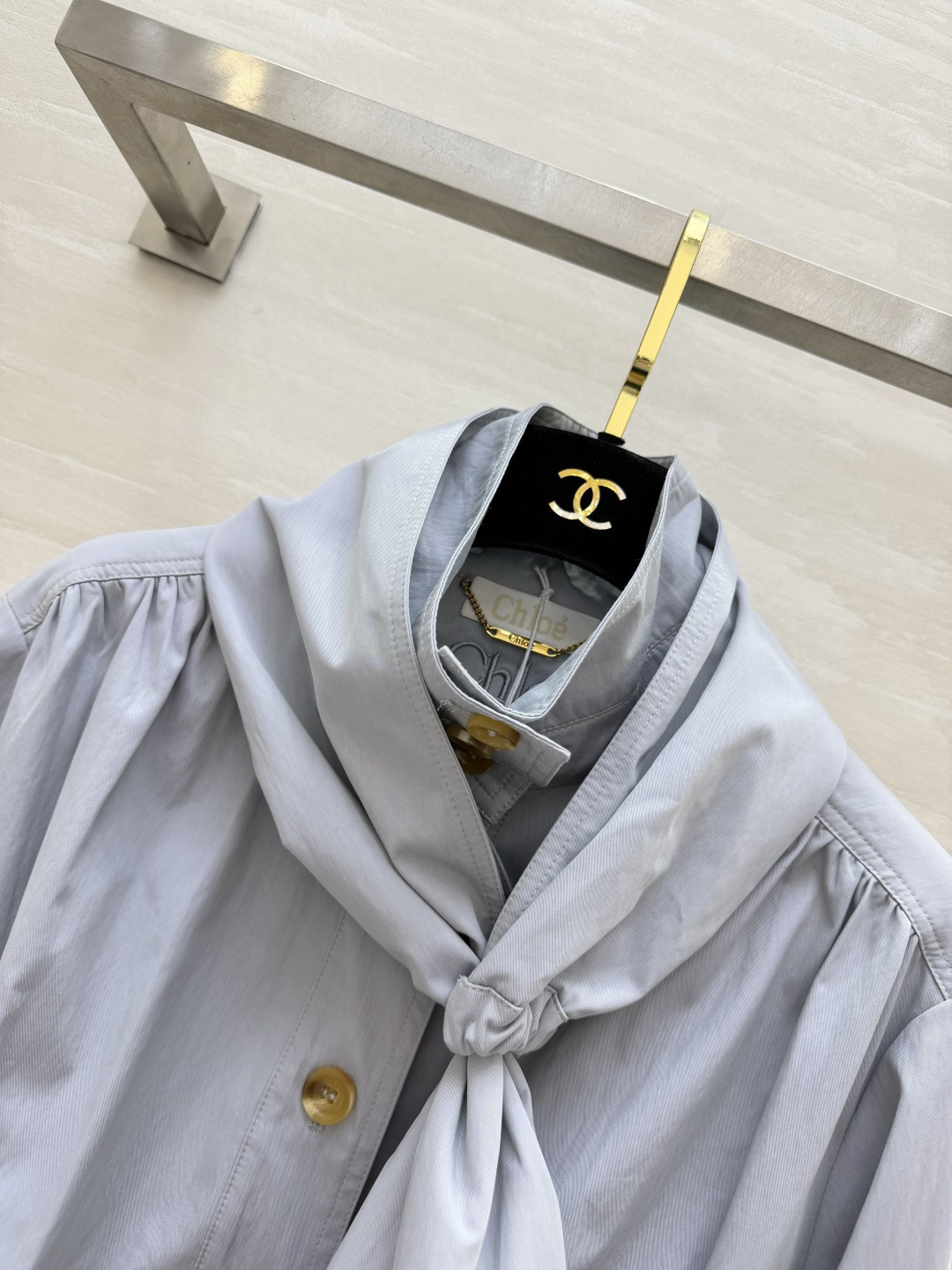 Chl♡²⁶两穿短风衣 ▫灰蓝色，可拆卸围巾领，一衣两穿 ▫宽腰带收腰，短款版型显高 ▫复古琥珀扣，轻薄挺括面料 ▫法式