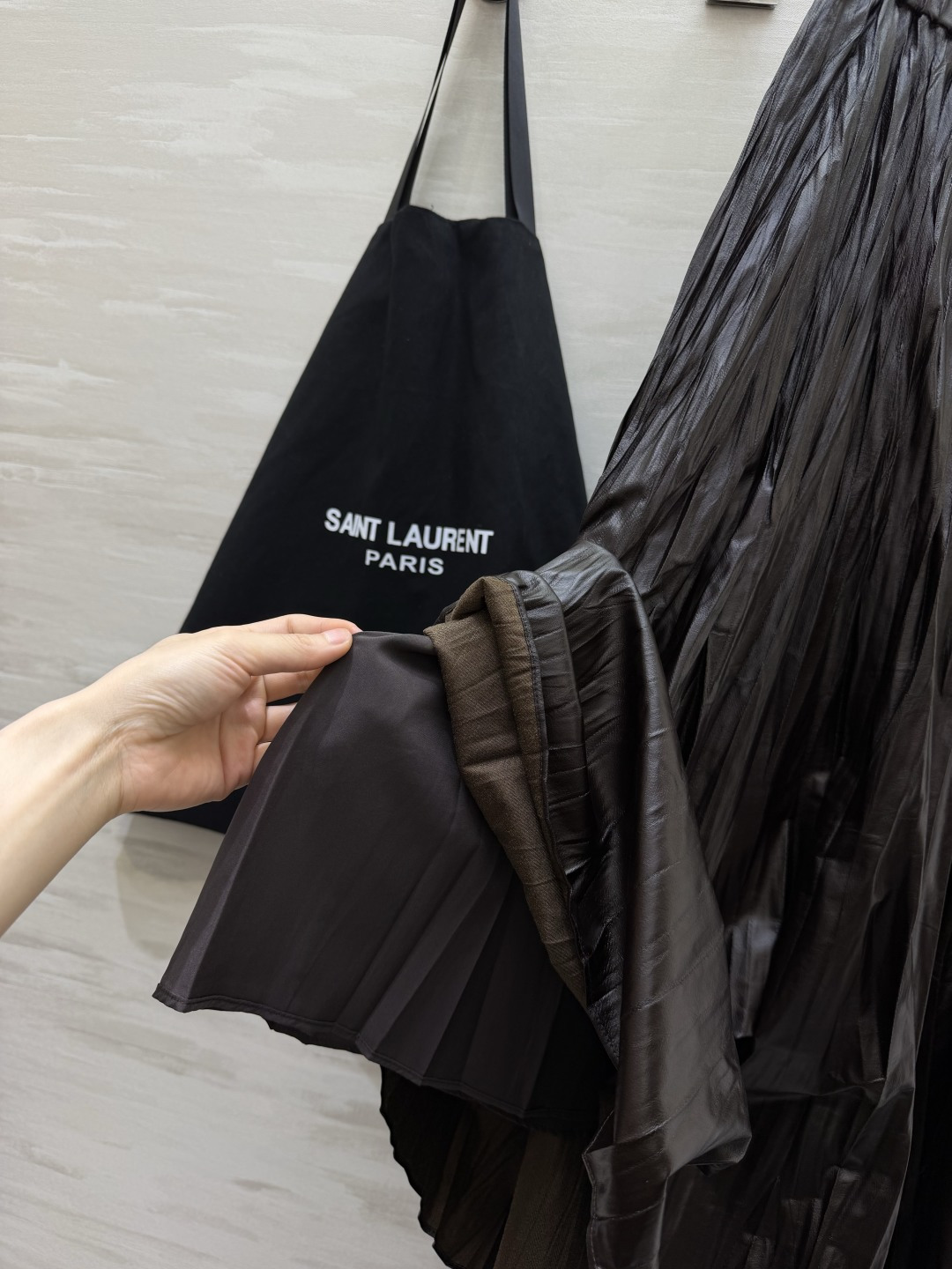 ysl²⁶褶皱蛋白皮质大摆半裙 ▫三色:深棕/酒红/黑色 ▫手工揉皱皮料,柔软带光泽 ▫松紧腰,大伞摆,遮肉显瘦 ▫复古 ysl²⁶褶皱蛋白皮质大摆半裙 ▫三色:深棕/酒红/黑色 ▫手工揉皱皮料,柔软带光泽 ▫松紧腰,大伞摆,遮肉显瘦 ▫复古