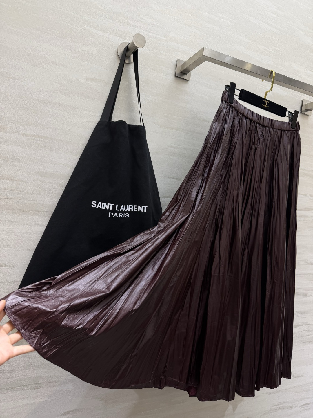ysl²⁶褶皱蛋白皮质大摆半裙 ▫三色:深棕/酒红/黑色 ▫手工揉皱皮料,柔软带光泽 ▫松紧腰,大伞摆,遮肉显瘦 ▫复古 ysl²⁶褶皱蛋白皮质大摆半裙 ▫三色:深棕/酒红/黑色 ▫手工揉皱皮料,柔软带光泽 ▫松紧腰,大伞摆,遮肉显瘦 ▫复古