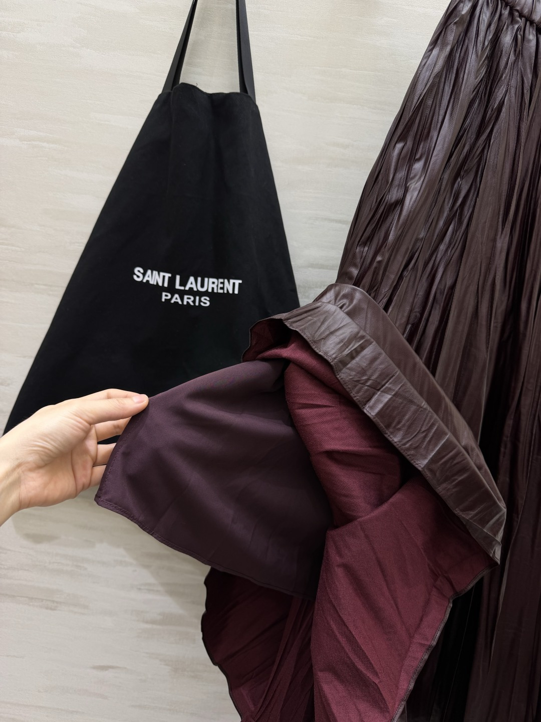 ysl²⁶褶皱蛋白皮质大摆半裙 ▫三色:深棕/酒红/黑色 ▫手工揉皱皮料,柔软带光泽 ▫松紧腰,大伞摆,遮肉显瘦 ▫复古 ysl²⁶褶皱蛋白皮质大摆半裙 ▫三色:深棕/酒红/黑色 ▫手工揉皱皮料,柔软带光泽 ▫松紧腰,大伞摆,遮肉显瘦 ▫复古