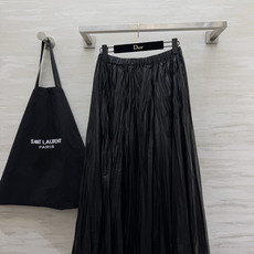 ysl²⁶褶皱蛋白皮质大摆半裙 ▫三色:深棕/酒红/黑色 ▫手工揉皱皮料,柔软带光泽 ▫松紧腰,大伞摆,遮肉显瘦 ▫复古 ysl²⁶褶皱蛋白皮质大摆半裙 ▫三色:深棕/酒红/黑色 ▫手工揉皱皮料,柔软带光泽 ▫松紧腰,大伞摆,遮肉显瘦 ▫复古
