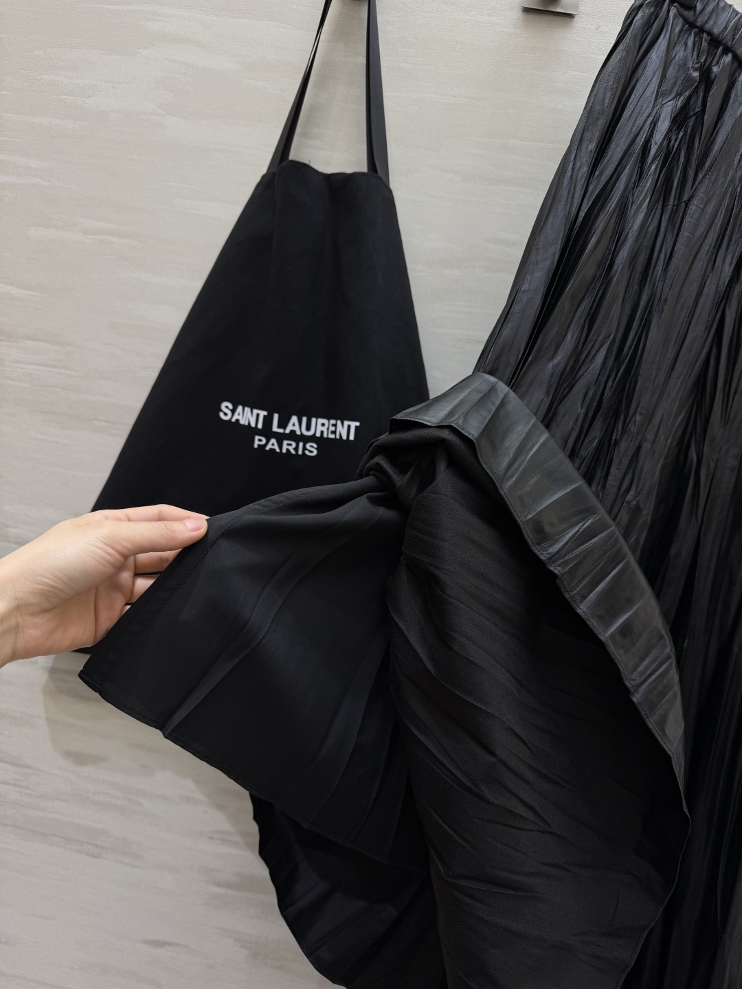 ysl²⁶褶皱蛋白皮质大摆半裙 ▫三色:深棕/酒红/黑色 ▫手工揉皱皮料,柔软带光泽 ▫松紧腰,大伞摆,遮肉显瘦 ▫复古 ysl²⁶褶皱蛋白皮质大摆半裙 ▫三色:深棕/酒红/黑色 ▫手工揉皱皮料,柔软带光泽 ▫松紧腰,大伞摆,遮肉显瘦 ▫复古