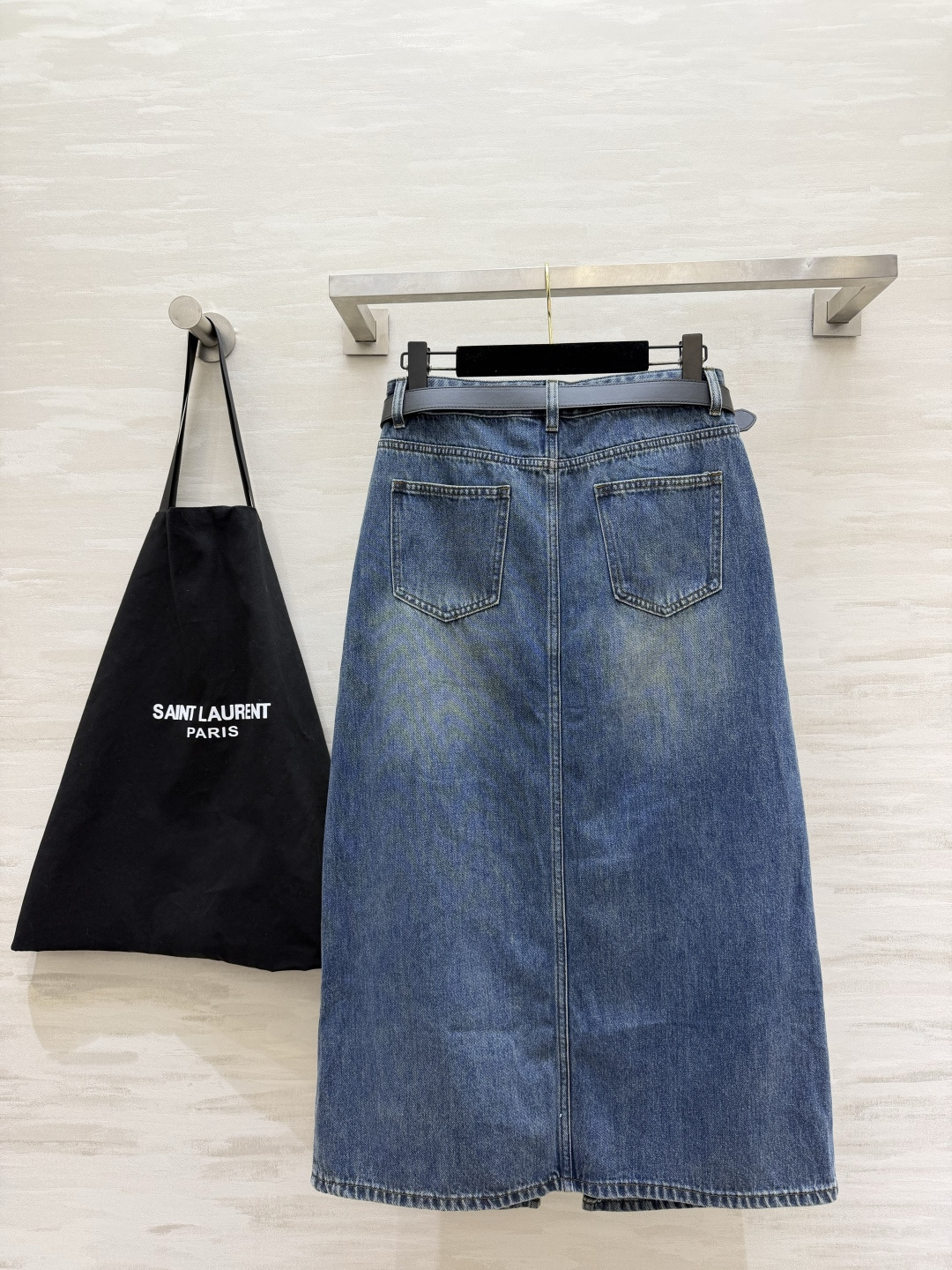 ysl♡²⁶水洗蓝牛仔半裙 高腰+前开叉设计 自带复古松弛感 一条搞定多种穿搭 size：S/M/L/XL（M码腰围：7
