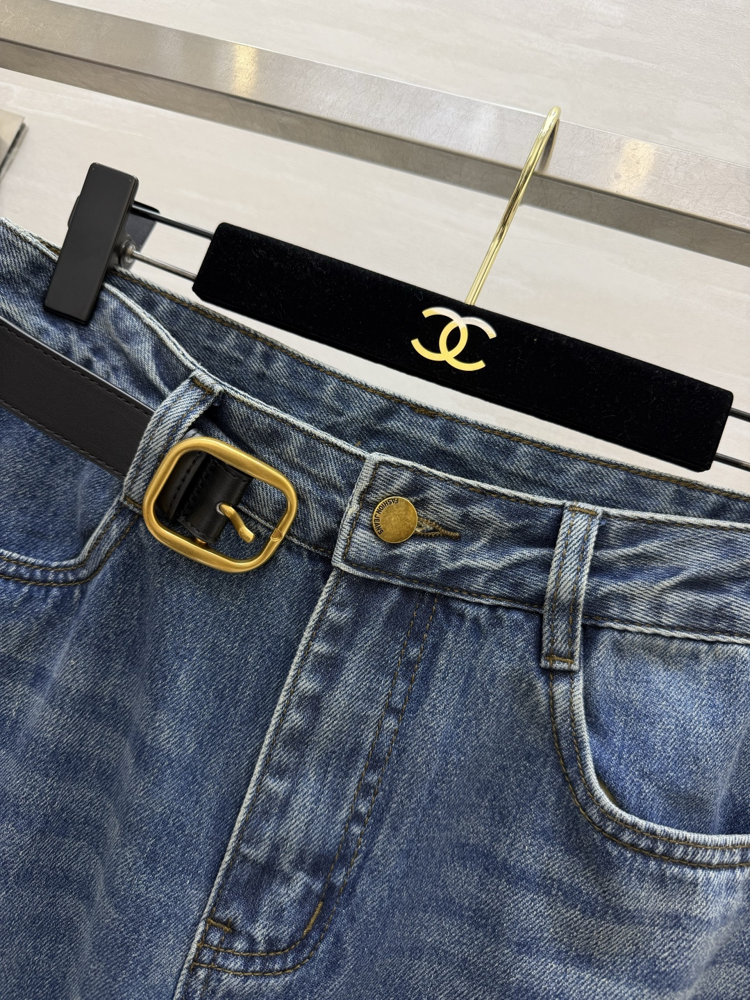 ysl♡²⁶水洗蓝牛仔半裙 高腰+前开叉设计 自带复古松弛感 一条搞定多种穿搭 size：S/M/L/XL（M码腰围：7