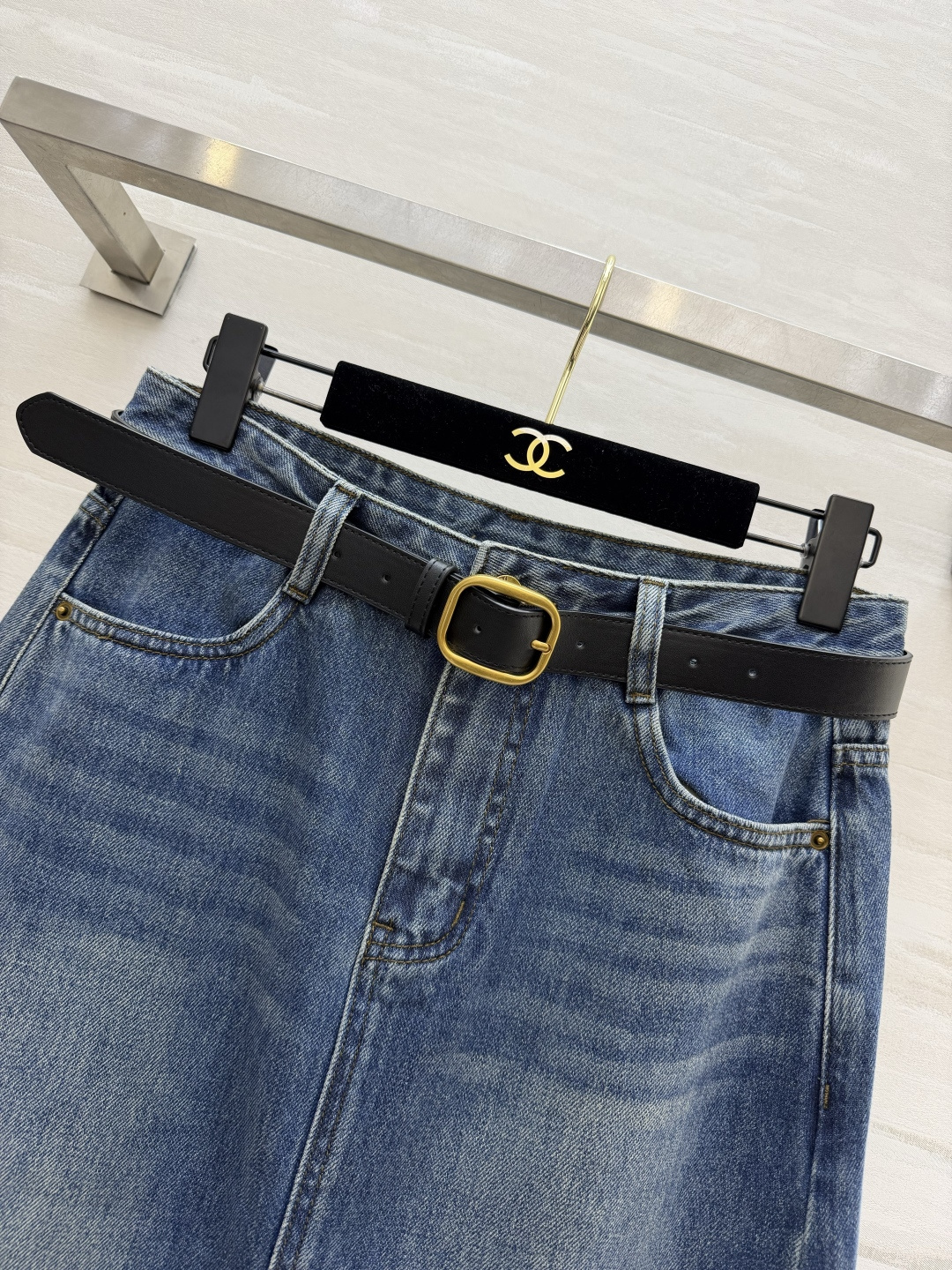 ysl♡²⁶水洗蓝牛仔半裙 高腰+前开叉设计 自带复古松弛感 一条搞定多种穿搭 size：S/M/L/XL（M码腰围：7