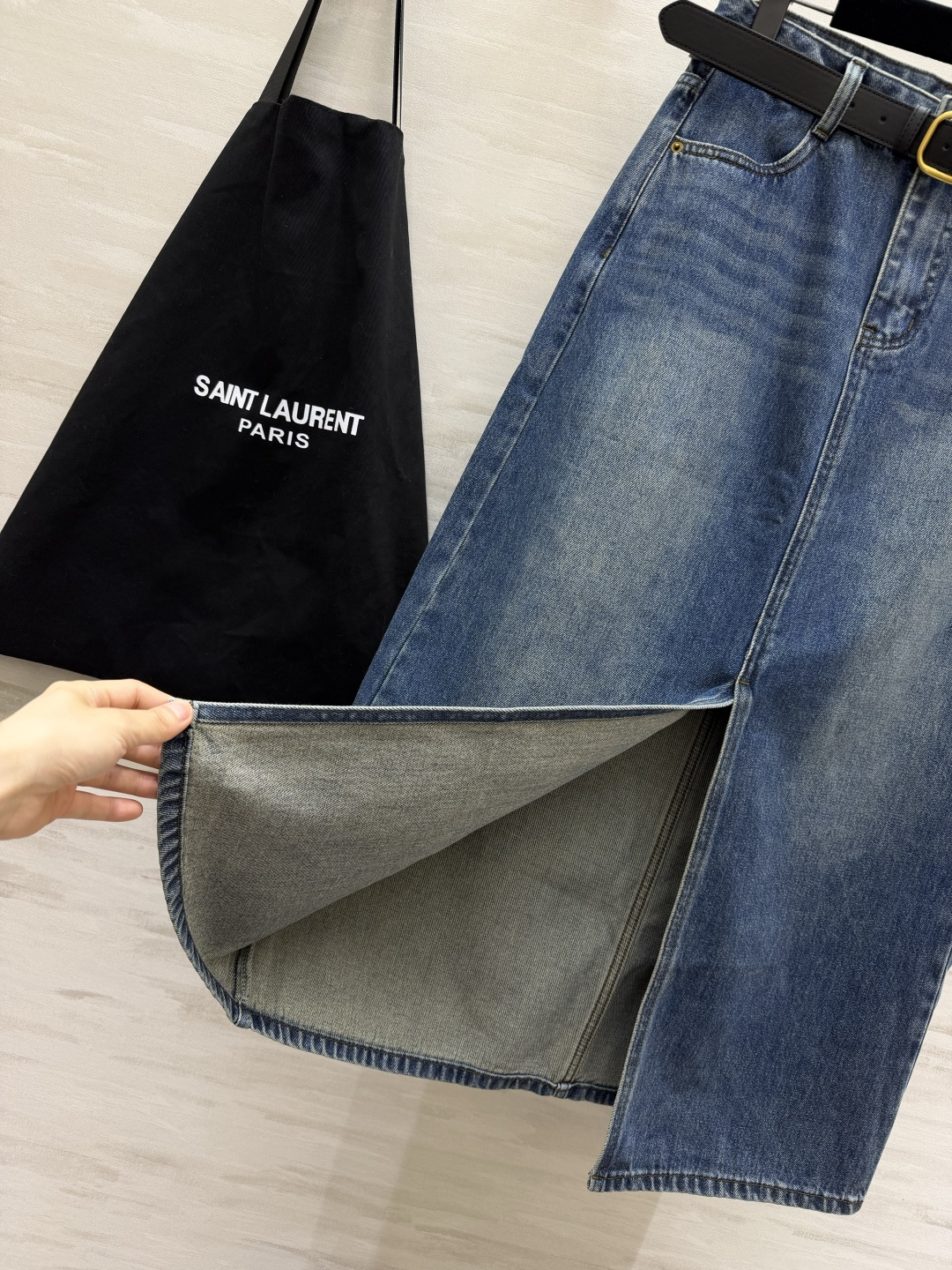 ysl♡²⁶水洗蓝牛仔半裙 高腰+前开叉设计 自带复古松弛感 一条搞定多种穿搭 size：S/M/L/XL（M码腰围：7