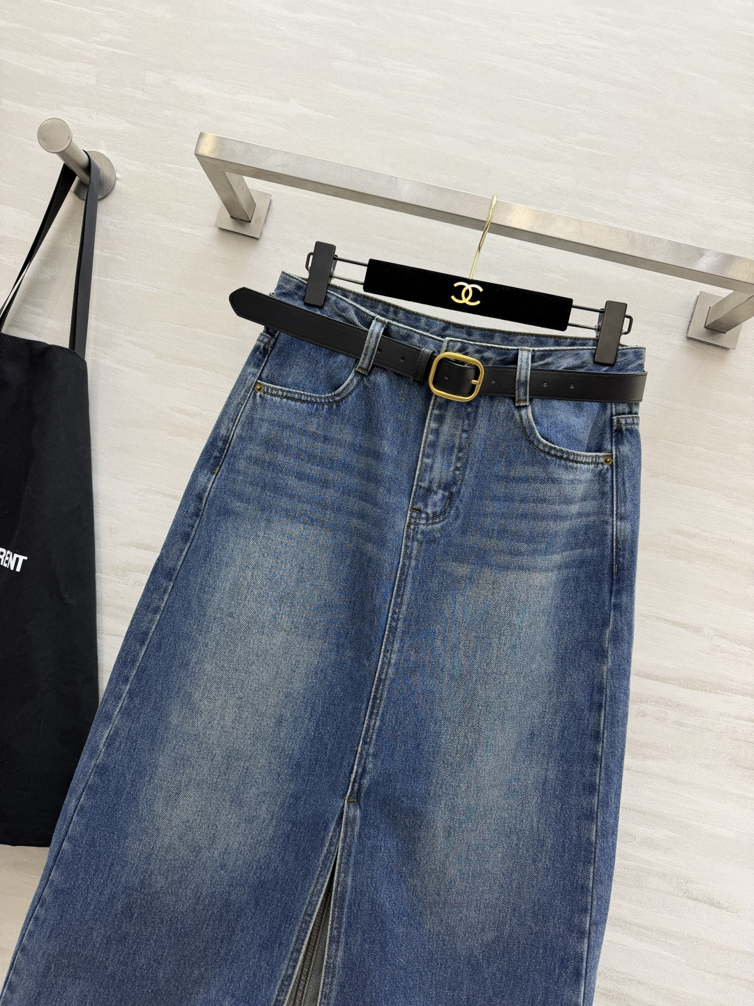 ysl♡²⁶水洗蓝牛仔半裙 高腰+前开叉设计 自带复古松弛感 一条搞定多种穿搭 size：S/M/L/XL（M码腰围：7