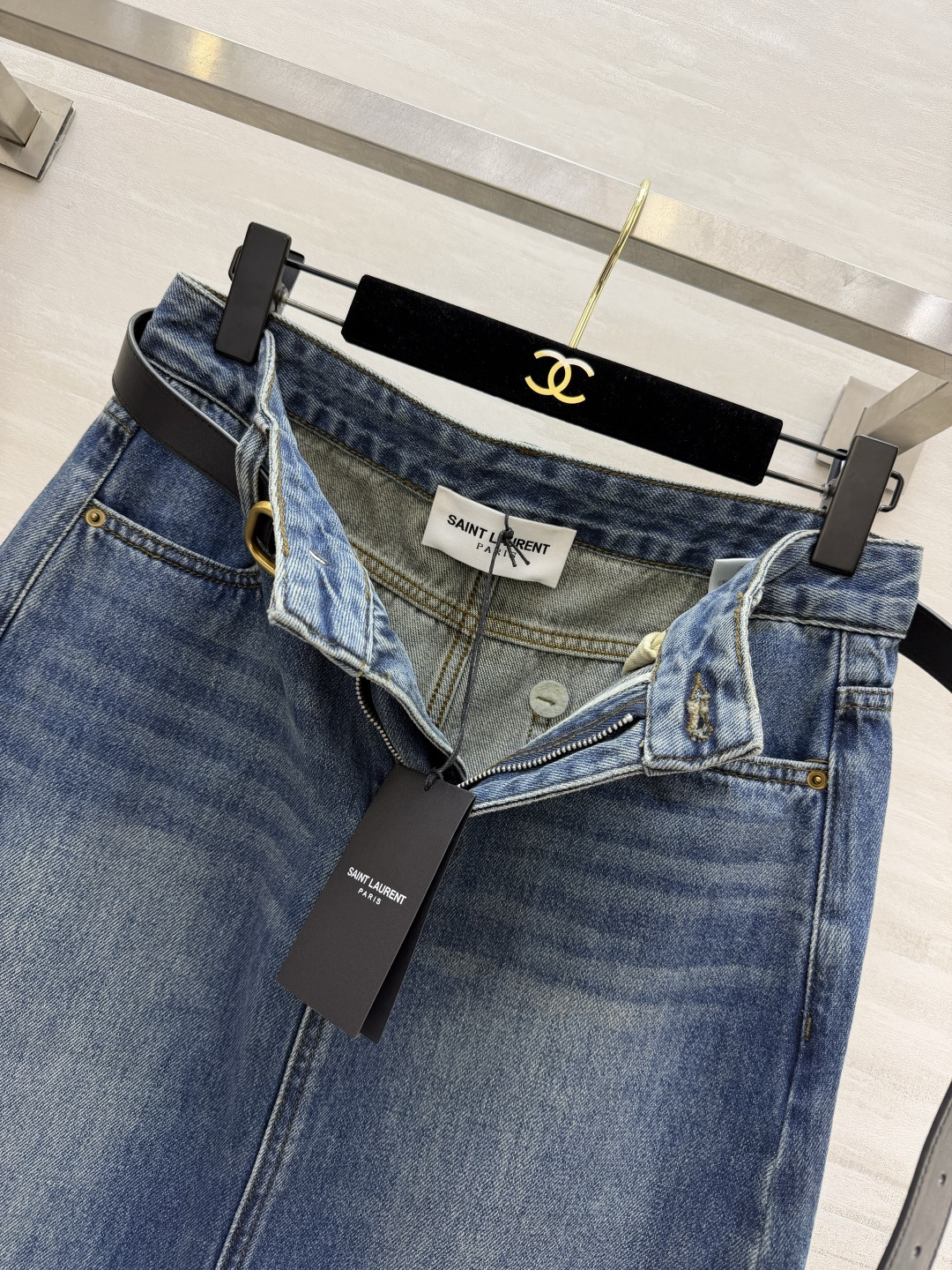 ysl♡²⁶水洗蓝牛仔半裙 高腰+前开叉设计 自带复古松弛感 一条搞定多种穿搭 size：S/M/L/XL（M码腰围：7