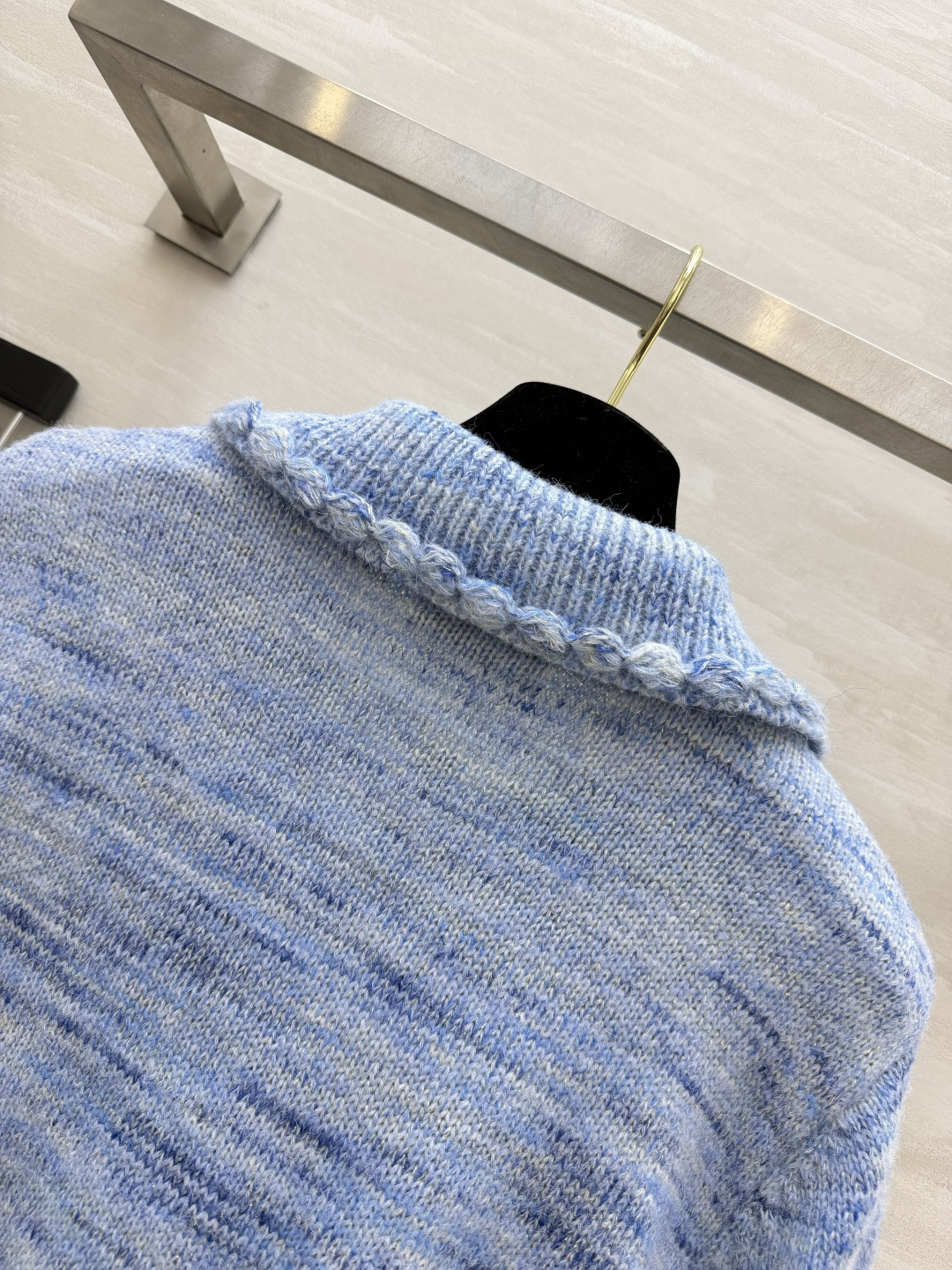 CC²⁶香香针织短开衫✨翻领搭配手工毛边木耳边包边 精致感拉满 立体口袋搭配雕花金属扣 软糯羊毛混纺针织面料 柔和杂色肌 CC²⁶香香针织短开衫✨翻领搭配手工毛边木耳边包边 精致感拉满 立体口袋搭配雕花金属扣 软糯羊毛混纺针织面料 柔和杂色肌