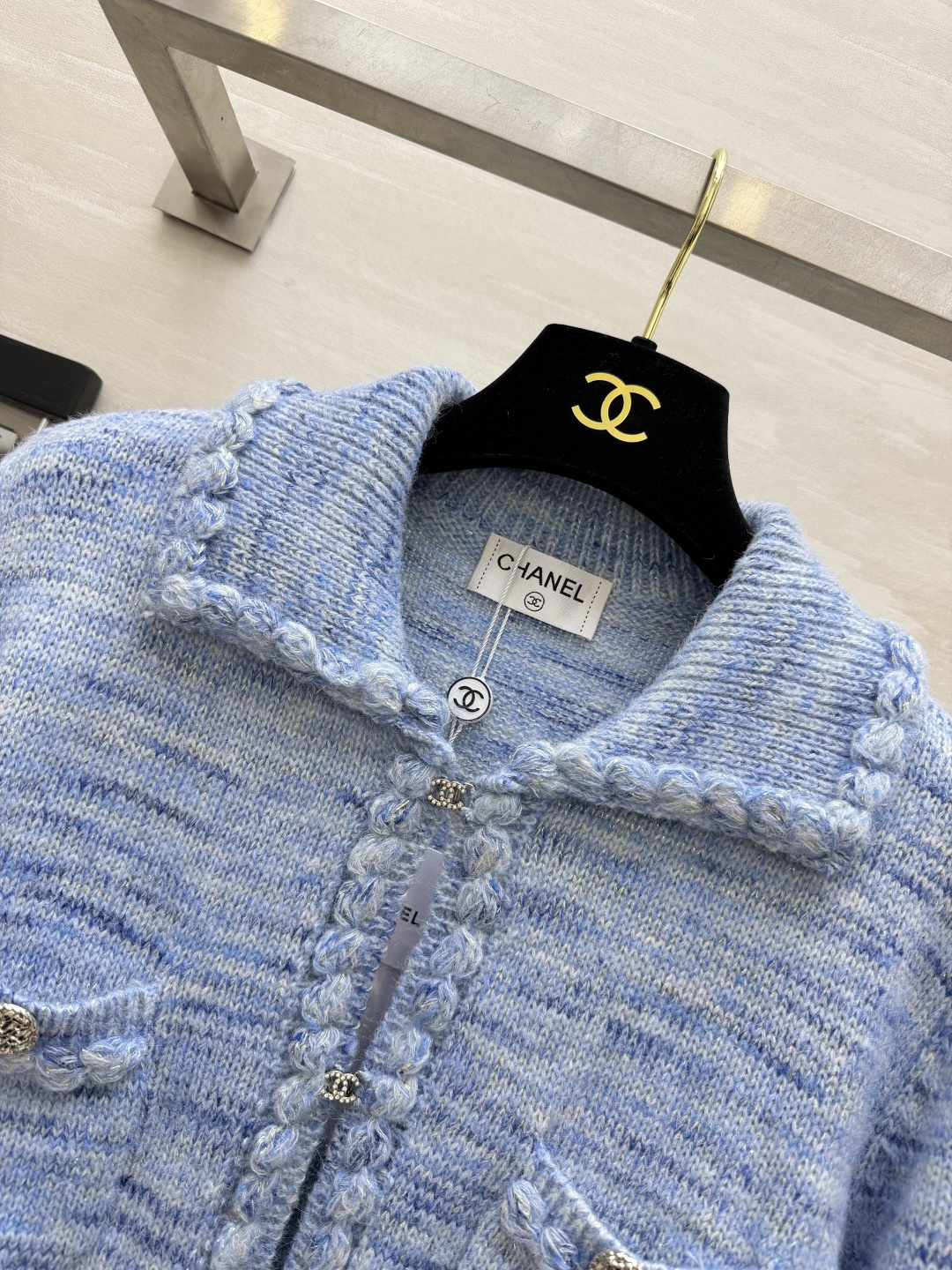 CC²⁶香香针织短开衫✨翻领搭配手工毛边木耳边包边 精致感拉满 立体口袋搭配雕花金属扣 软糯羊毛混纺针织面料 柔和杂色肌 CC²⁶香香针织短开衫✨翻领搭配手工毛边木耳边包边 精致感拉满 立体口袋搭配雕花金属扣 软糯羊毛混纺针织面料 柔和杂色肌