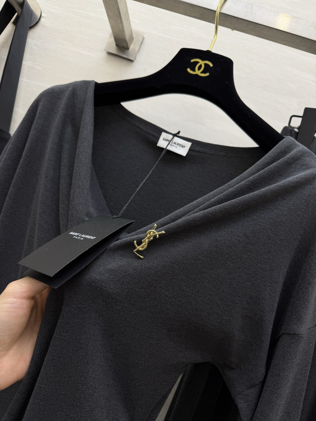 ysl²⁶荡领垂感两件套|黑/深灰双色✨氛围感荡领长袖上衣 柔和堆领修饰肩颈线条 侧边收褶设计优化腰腹 小金属胸针标点缀 ysl²⁶荡领垂感两件套|黑/深灰双色✨氛围感荡领长袖上衣 柔和堆领修饰肩颈线条 侧边收褶设计优化腰腹 小金属胸针标点缀