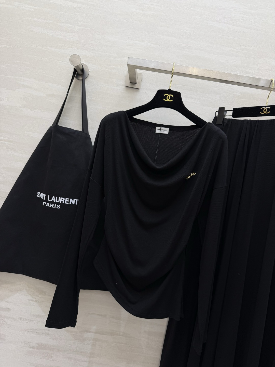 ysl²⁶荡领垂感两件套｜黑/深灰双色✨氛围感荡领长袖上衣 柔和堆领修饰肩颈线条 侧边收褶设计优化腰腹 小金属胸针标点缀