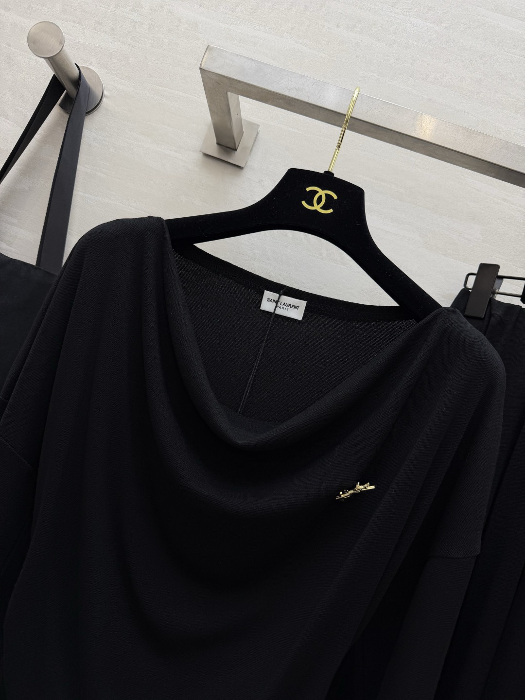 ysl²⁶荡领垂感两件套｜黑/深灰双色✨氛围感荡领长袖上衣 柔和堆领修饰肩颈线条 侧边收褶设计优化腰腹 小金属胸针标点缀