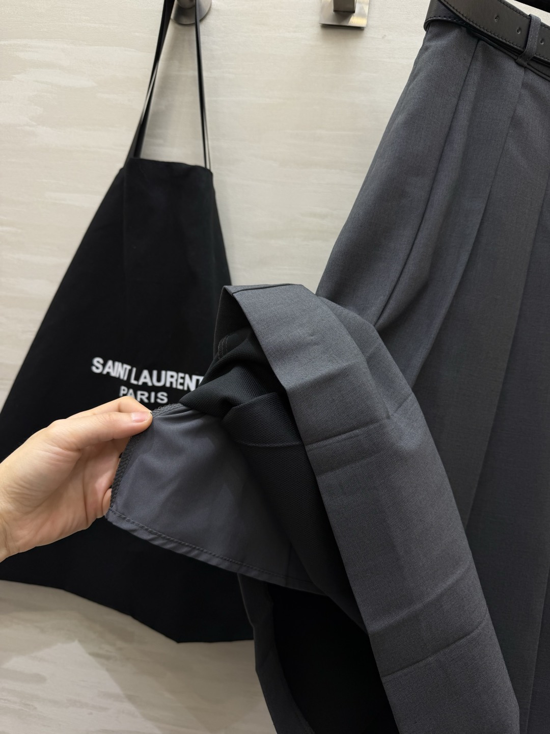 ysl²⁶经典百褶中长半裙 挺括西装料｜配金扣腰带 通勤学院两相宜！ size：S/M/L/XL（M码腰围：70，裙长：