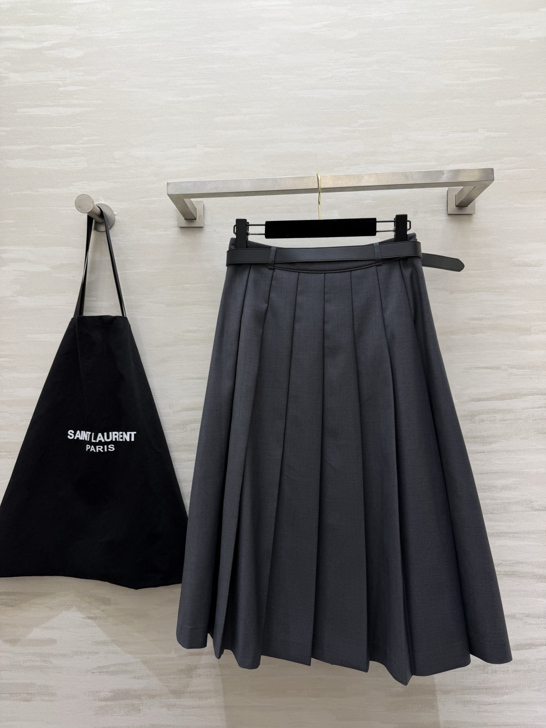 ysl²⁶经典百褶中长半裙 挺括西装料｜配金扣腰带 通勤学院两相宜！ size：S/M/L/XL（M码腰围：70，裙长：
