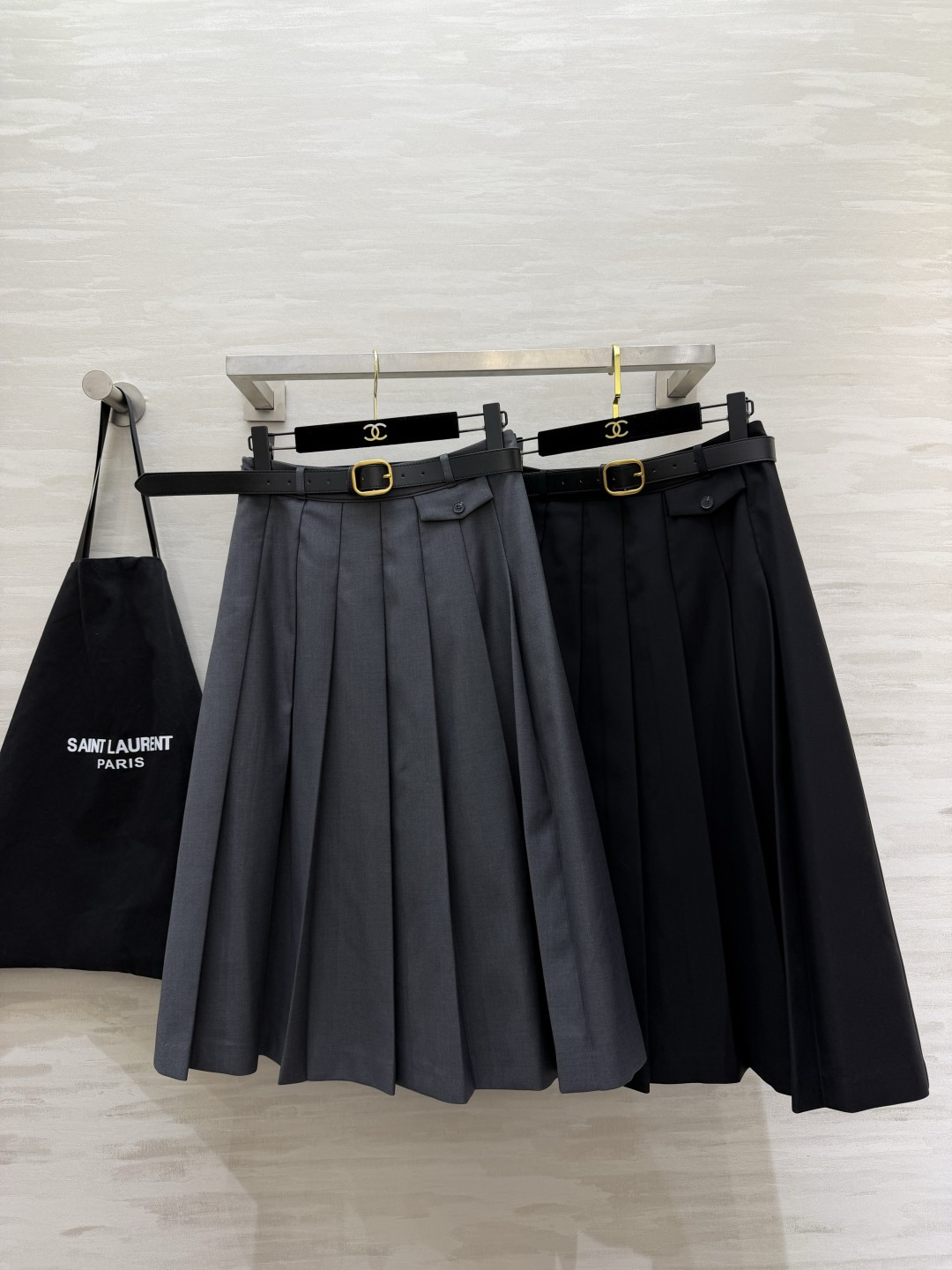 ysl²⁶经典百褶中长半裙 挺括西装料｜配金扣腰带 通勤学院两相宜！ size：S/M/L/XL（M码腰围：70，裙长：