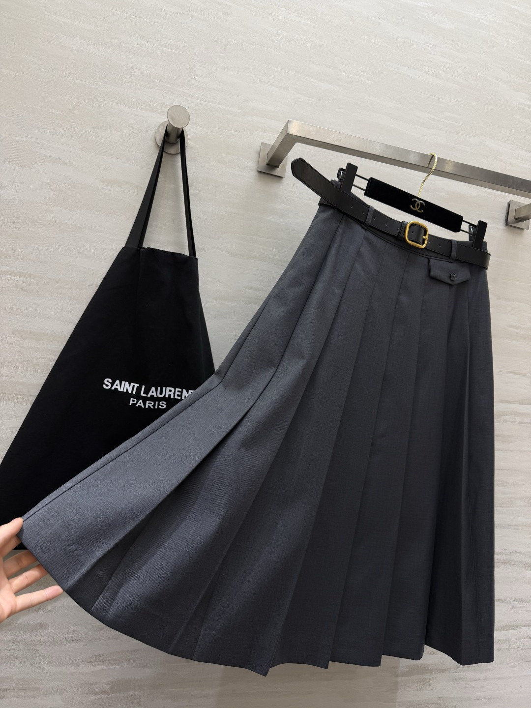 ysl²⁶经典百褶中长半裙 挺括西装料｜配金扣腰带 通勤学院两相宜！ size：S/M/L/XL（M码腰围：70，裙长：