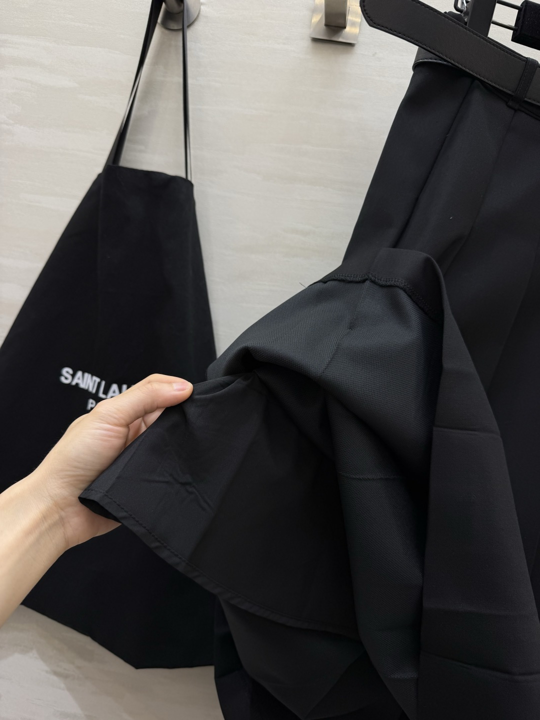 ysl²⁶经典百褶中长半裙 挺括西装料｜配金扣腰带 通勤学院两相宜！ size：S/M/L/XL（M码腰围：70，裙长：