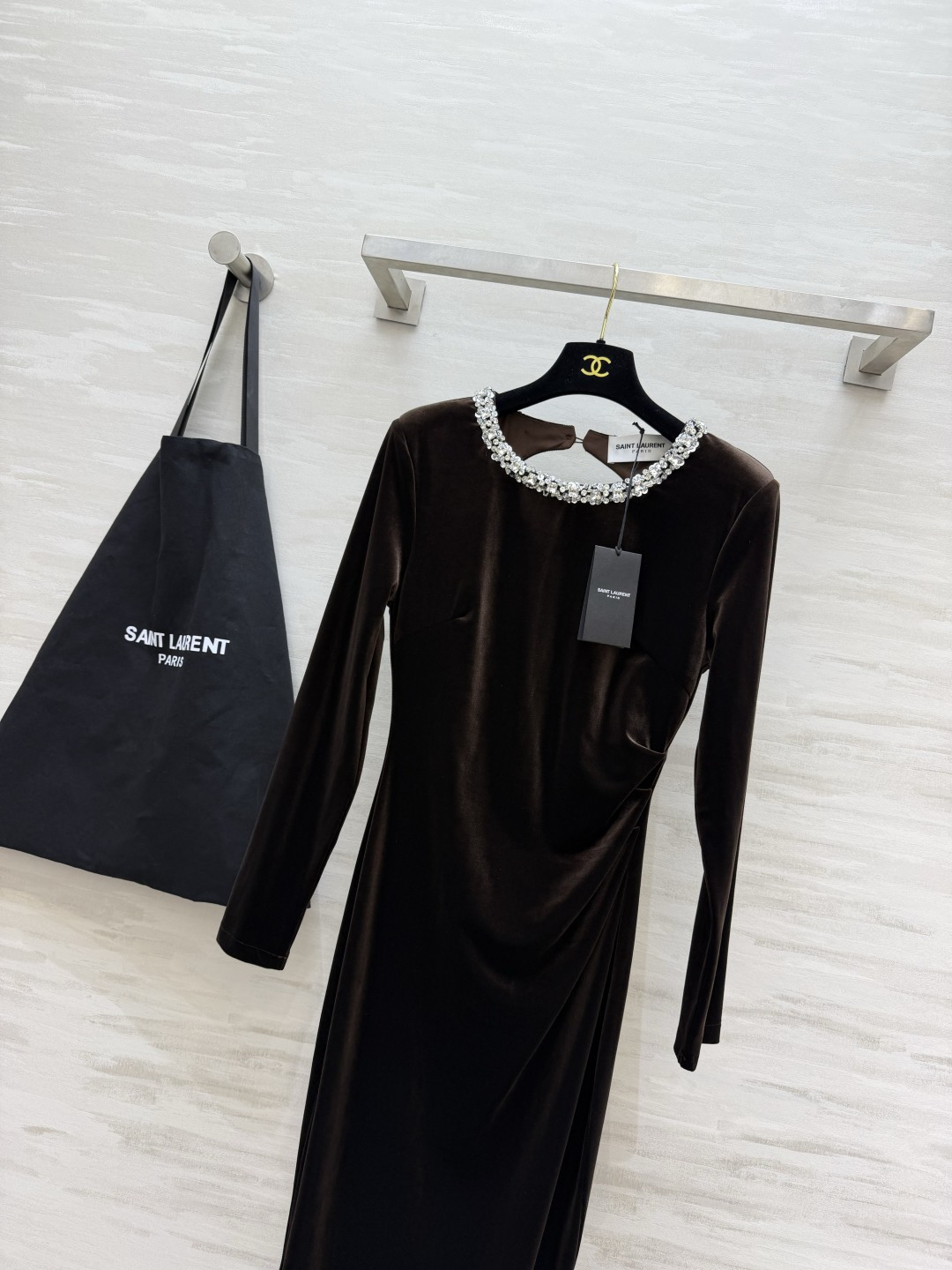 ysl♡²⁶水钻领丝绒鱼尾长裙|黑/咖双色上新✨高级丝绒面料 自带细腻柔光 触感软糯垂顺 圆领一圈手工镶嵌水钻 闪耀自带 ysl♡²⁶水钻领丝绒鱼尾长裙|黑/咖双色上新✨高级丝绒面料 自带细腻柔光 触感软糯垂顺 圆领一圈手工镶嵌水钻 闪耀自带