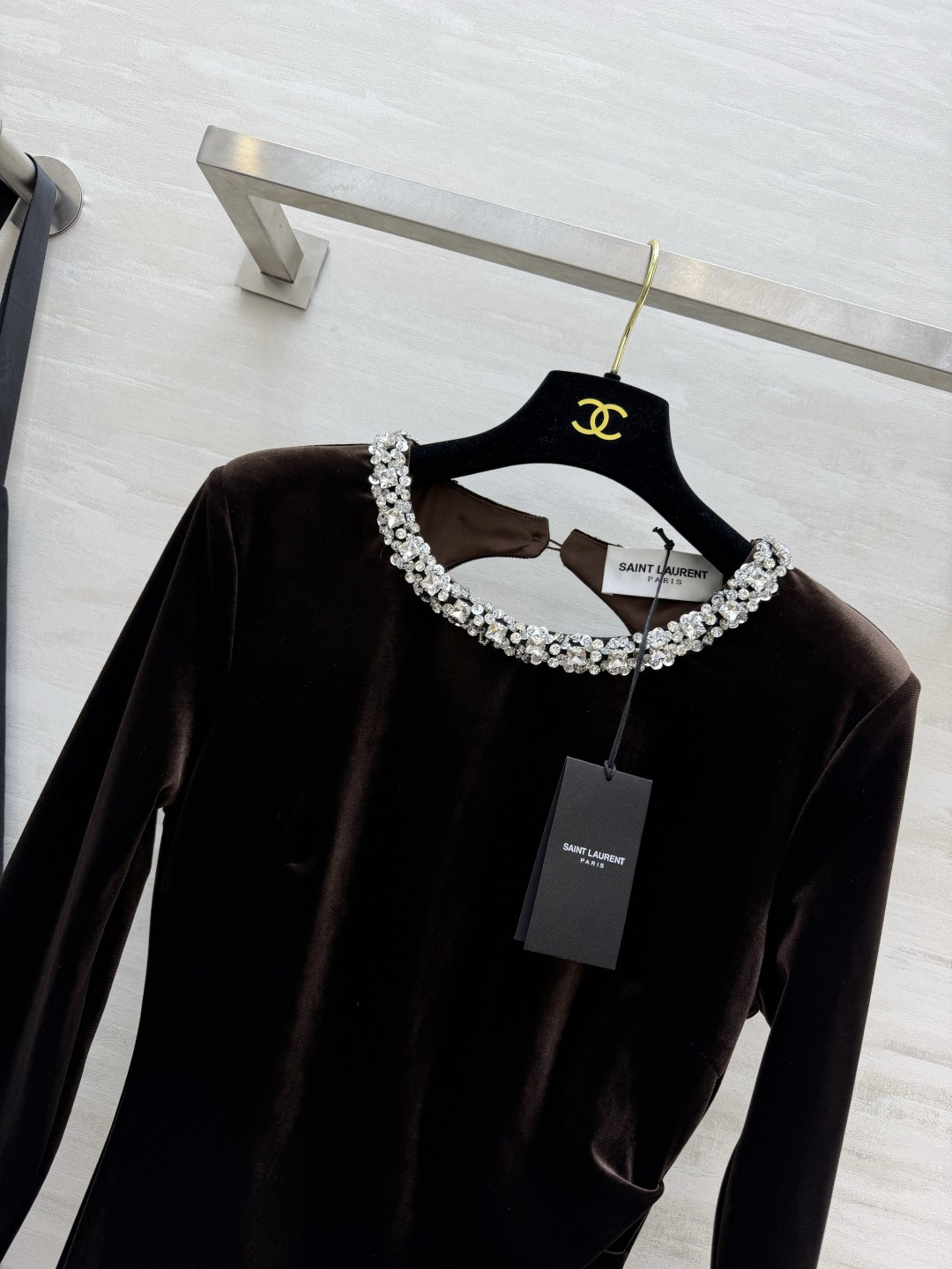 ysl♡²⁶水钻领丝绒鱼尾长裙|黑/咖双色上新✨高级丝绒面料 自带细腻柔光 触感软糯垂顺 圆领一圈手工镶嵌水钻 闪耀自带 ysl♡²⁶水钻领丝绒鱼尾长裙|黑/咖双色上新✨高级丝绒面料 自带细腻柔光 触感软糯垂顺 圆领一圈手工镶嵌水钻 闪耀自带