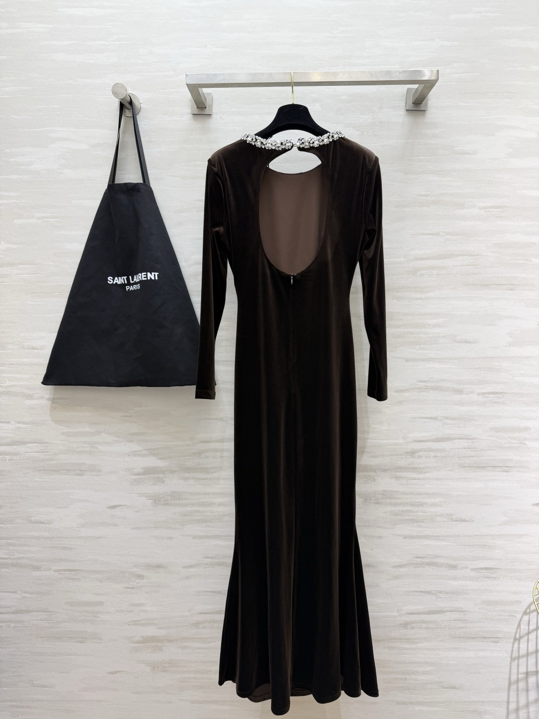 ysl♡²⁶水钻领丝绒鱼尾长裙|黑/咖双色上新✨高级丝绒面料 自带细腻柔光 触感软糯垂顺 圆领一圈手工镶嵌水钻 闪耀自带 ysl♡²⁶水钻领丝绒鱼尾长裙|黑/咖双色上新✨高级丝绒面料 自带细腻柔光 触感软糯垂顺 圆领一圈手工镶嵌水钻 闪耀自带