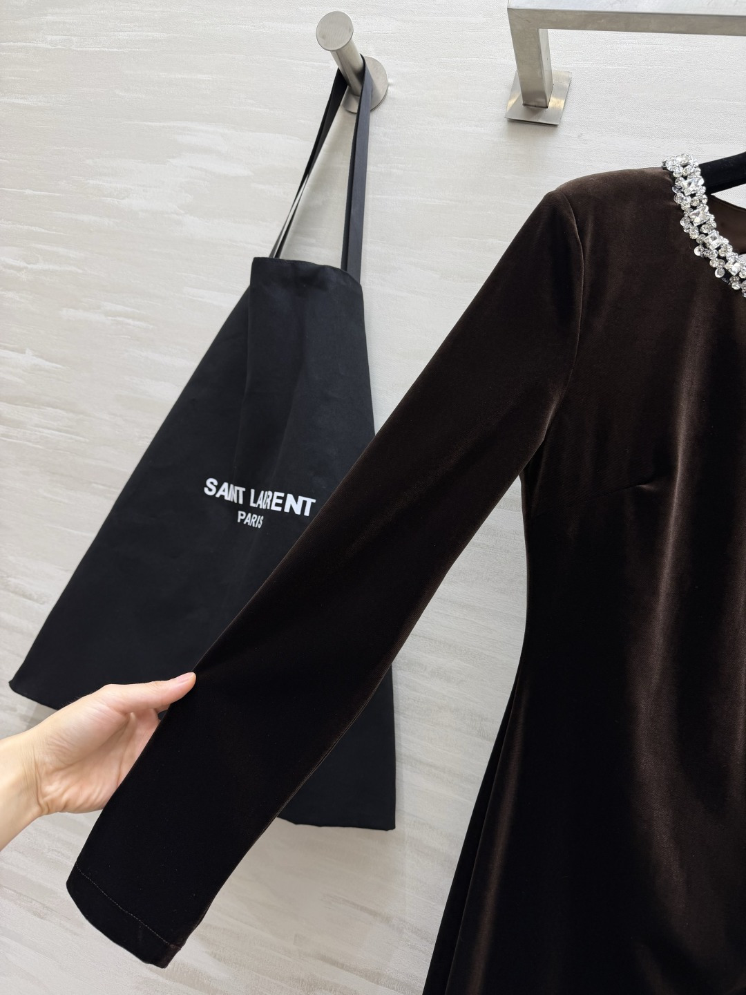 ysl♡²⁶水钻领丝绒鱼尾长裙|黑/咖双色上新✨高级丝绒面料 自带细腻柔光 触感软糯垂顺 圆领一圈手工镶嵌水钻 闪耀自带 ysl♡²⁶水钻领丝绒鱼尾长裙|黑/咖双色上新✨高级丝绒面料 自带细腻柔光 触感软糯垂顺 圆领一圈手工镶嵌水钻 闪耀自带