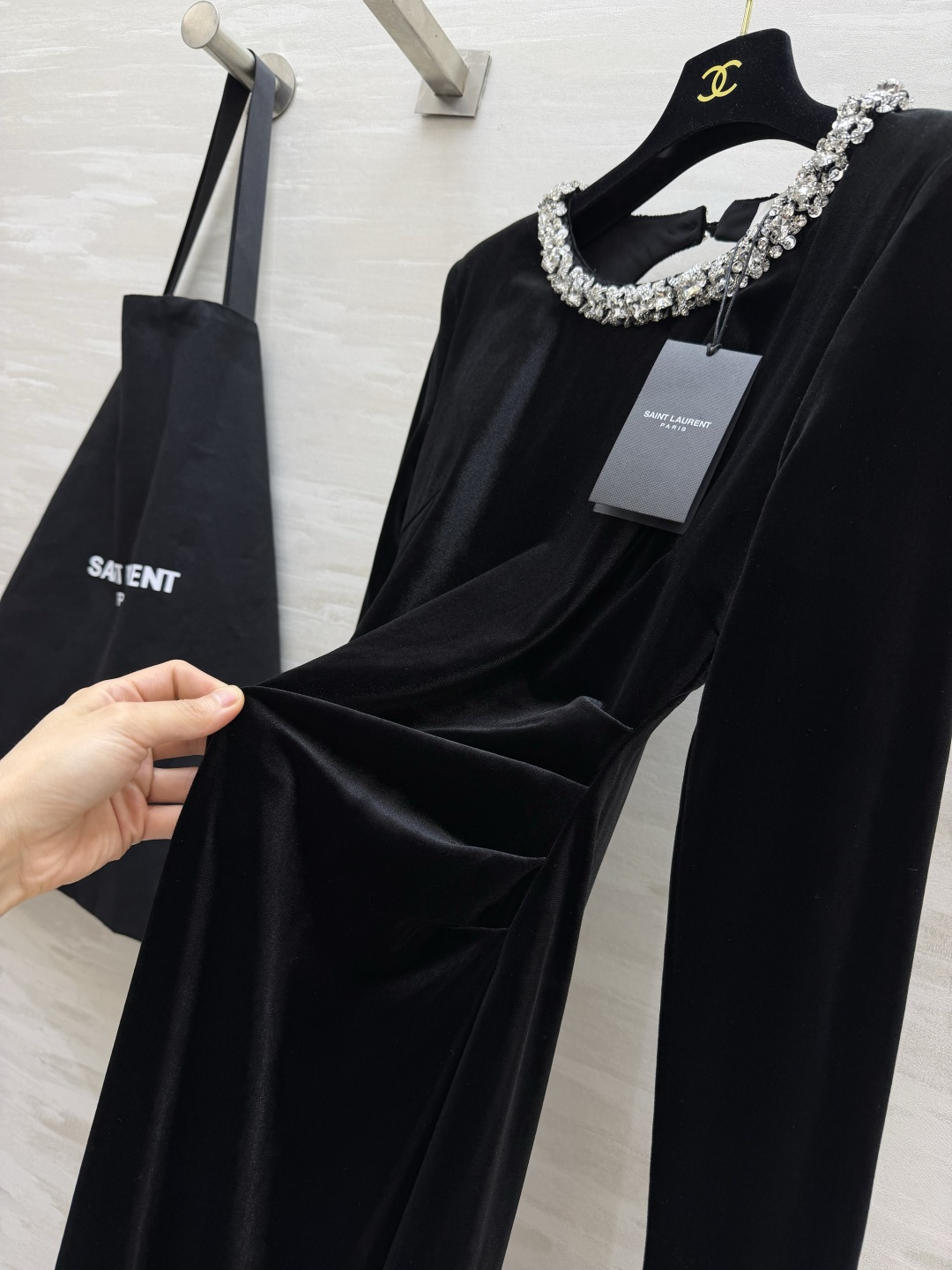 ysl♡²⁶水钻领丝绒鱼尾长裙|黑/咖双色上新✨高级丝绒面料 自带细腻柔光 触感软糯垂顺 圆领一圈手工镶嵌水钻 闪耀自带 ysl♡²⁶水钻领丝绒鱼尾长裙|黑/咖双色上新✨高级丝绒面料 自带细腻柔光 触感软糯垂顺 圆领一圈手工镶嵌水钻 闪耀自带