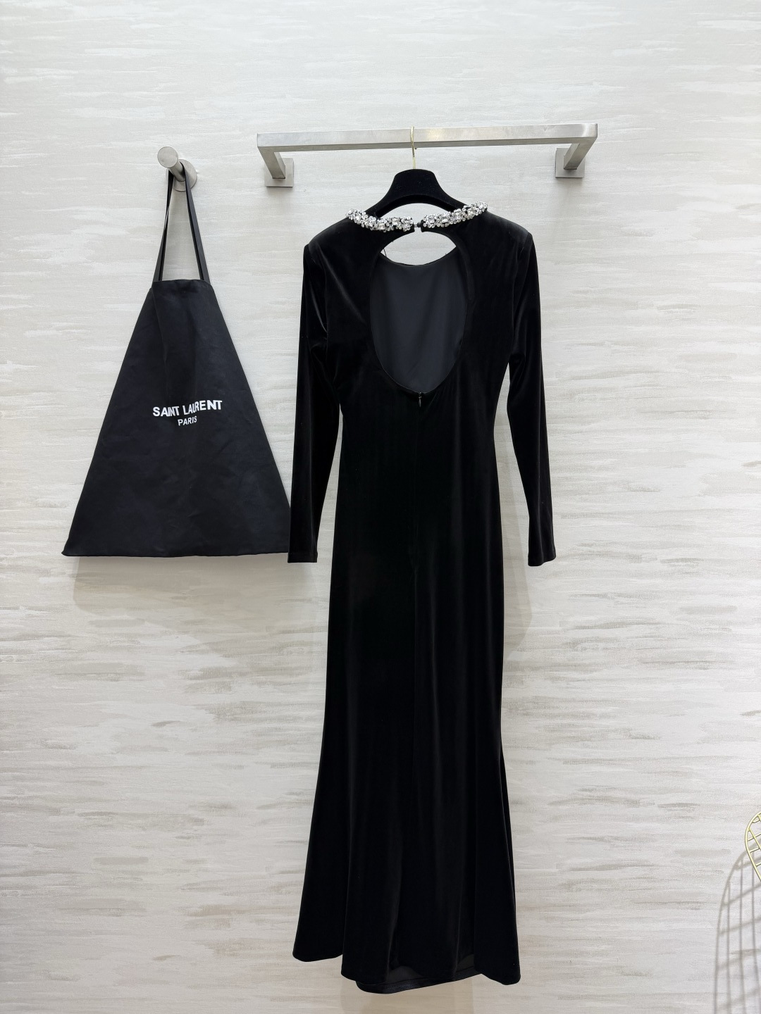 ysl♡²⁶水钻领丝绒鱼尾长裙|黑/咖双色上新✨高级丝绒面料 自带细腻柔光 触感软糯垂顺 圆领一圈手工镶嵌水钻 闪耀自带 ysl♡²⁶水钻领丝绒鱼尾长裙|黑/咖双色上新✨高级丝绒面料 自带细腻柔光 触感软糯垂顺 圆领一圈手工镶嵌水钻 闪耀自带