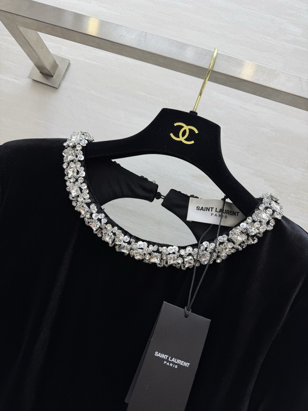 ysl♡²⁶水钻领丝绒鱼尾长裙|黑/咖双色上新✨高级丝绒面料 自带细腻柔光 触感软糯垂顺 圆领一圈手工镶嵌水钻 闪耀自带 ysl♡²⁶水钻领丝绒鱼尾长裙|黑/咖双色上新✨高级丝绒面料 自带细腻柔光 触感软糯垂顺 圆领一圈手工镶嵌水钻 闪耀自带