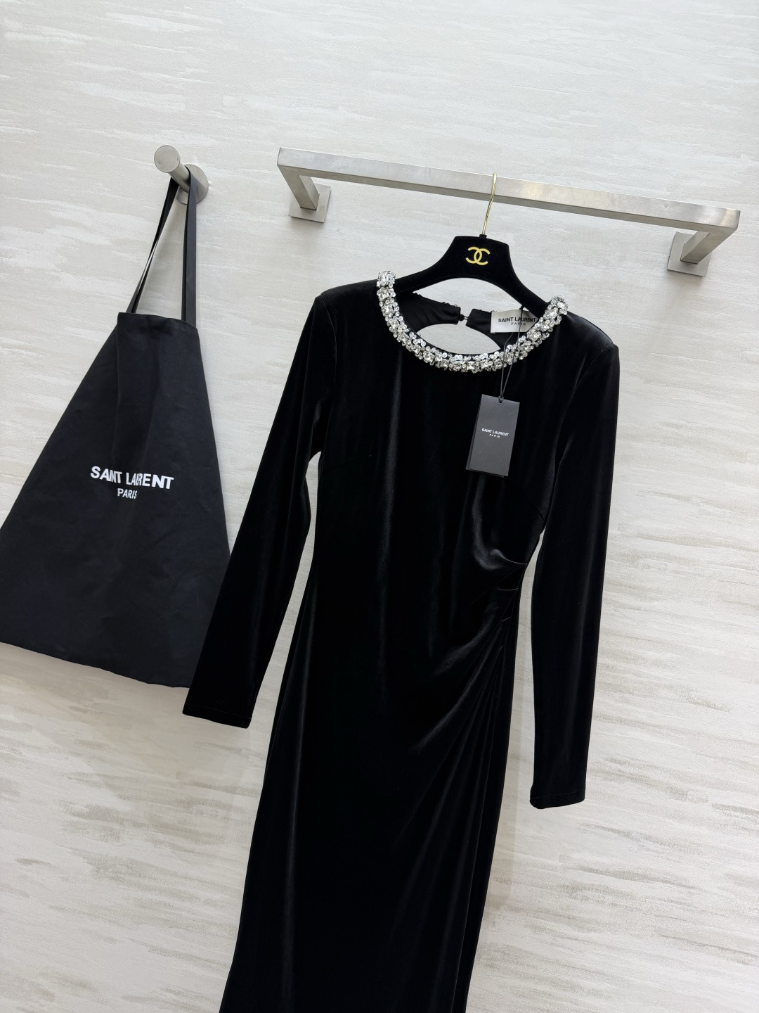 ysl♡²⁶水钻领丝绒鱼尾长裙|黑/咖双色上新✨高级丝绒面料 自带细腻柔光 触感软糯垂顺 圆领一圈手工镶嵌水钻 闪耀自带 ysl♡²⁶水钻领丝绒鱼尾长裙|黑/咖双色上新✨高级丝绒面料 自带细腻柔光 触感软糯垂顺 圆领一圈手工镶嵌水钻 闪耀自带