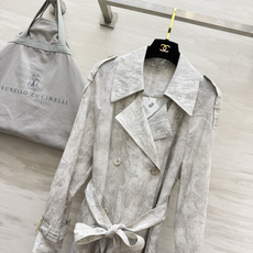 BRUNELLO CUCINE♡²⁶提花长款风衣🍂自带高级灰调植物暗纹 低调不张扬 经典双排扣大翻领 肩章设计搭配同面料 BRUNELLO CUCINE♡²⁶提花长款风衣🍂自带高级灰调植物暗纹 低调不张扬 经典双排扣大翻领 肩章设计搭配同面料