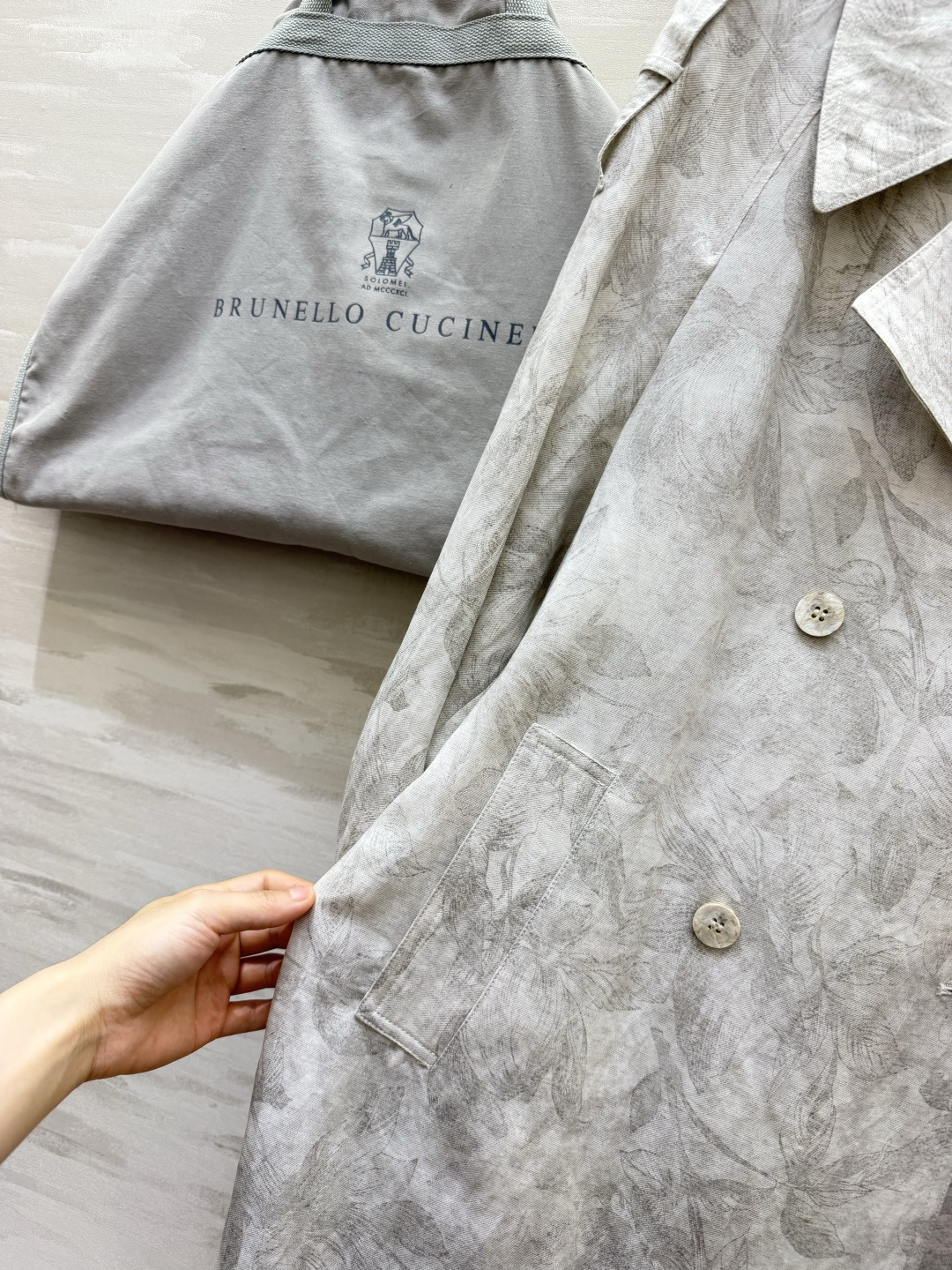 BRUNELLO CUCINE♡²⁶提花长款风衣🍂自带高级灰调植物暗纹 低调不张扬 经典双排扣大翻领 肩章设计搭配同面料 BRUNELLO CUCINE♡²⁶提花长款风衣🍂自带高级灰调植物暗纹 低调不张扬 经典双排扣大翻领 肩章设计搭配同面料