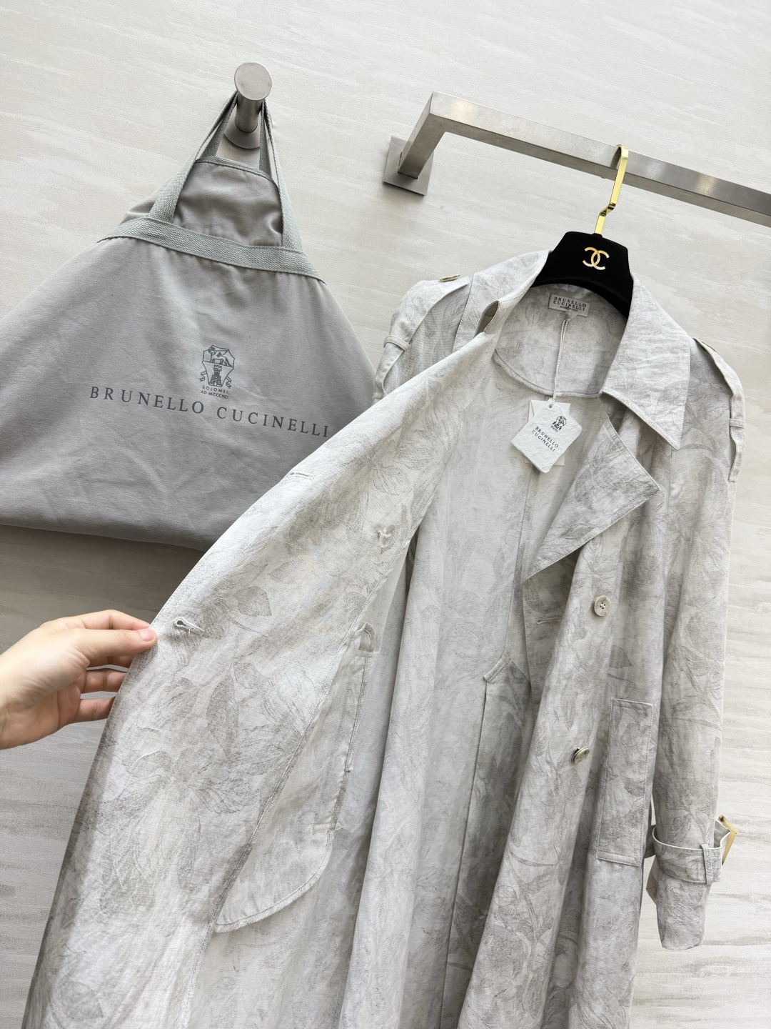 BRUNELLO CUCINE♡²⁶提花长款风衣🍂自带高级灰调植物暗纹 低调不张扬 经典双排扣大翻领 肩章设计搭配同面料 BRUNELLO CUCINE♡²⁶提花长款风衣🍂自带高级灰调植物暗纹 低调不张扬 经典双排扣大翻领 肩章设计搭配同面料