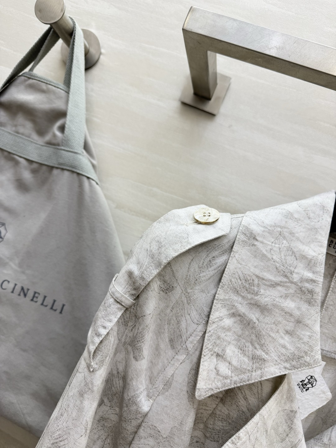 BRUNELLO CUCINE♡²⁶提花长款风衣🍂自带高级灰调植物暗纹 低调不张扬 经典双排扣大翻领 肩章设计搭配同面料 BRUNELLO CUCINE♡²⁶提花长款风衣🍂自带高级灰调植物暗纹 低调不张扬 经典双排扣大翻领 肩章设计搭配同面料
